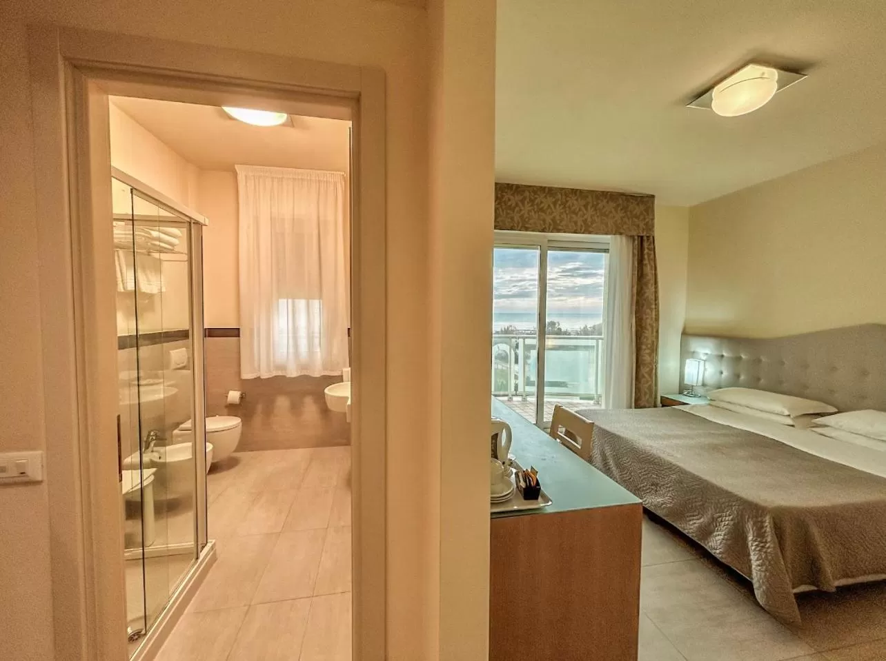 Bathroom, Bed in Hotel Adria