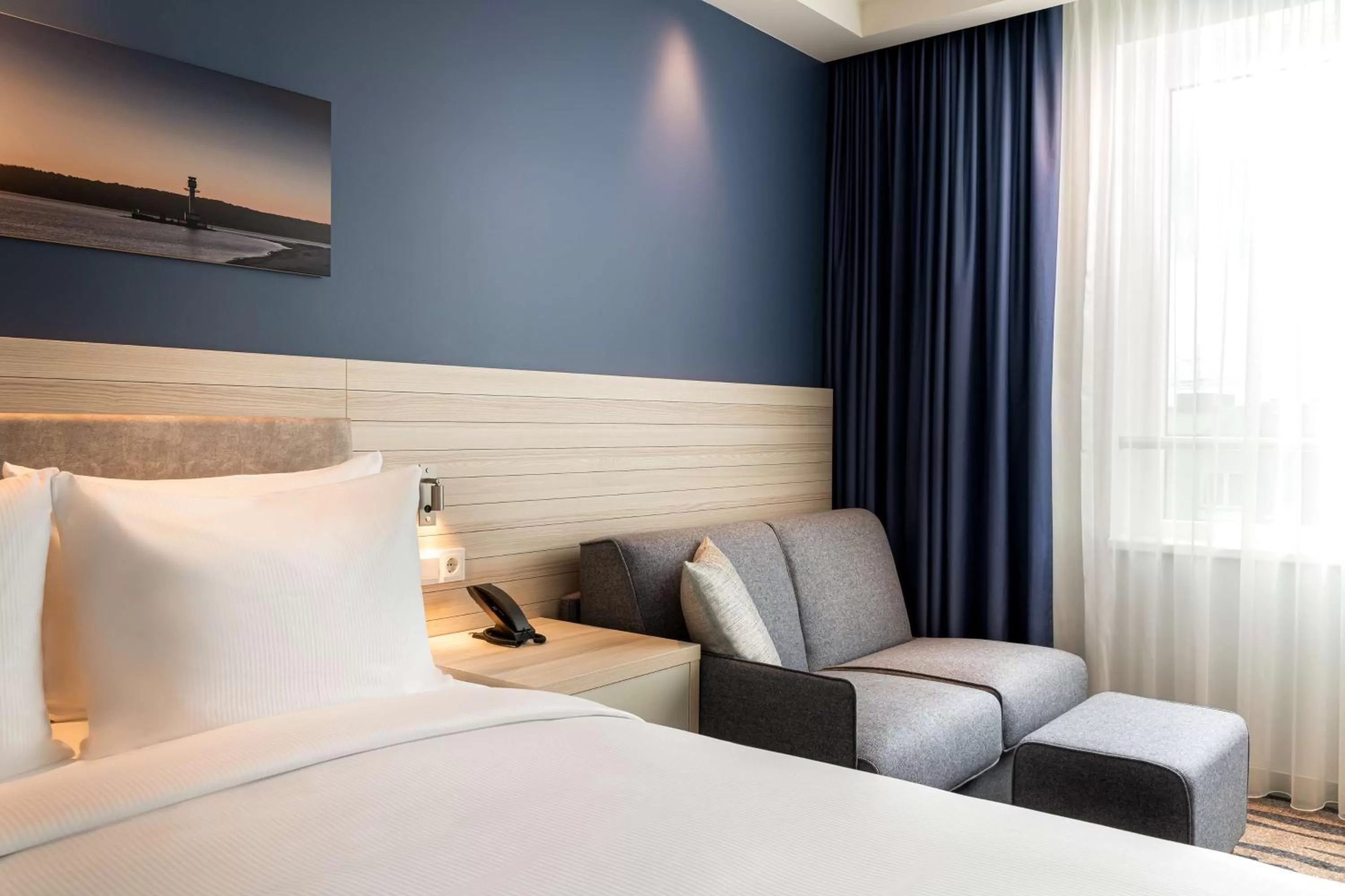 Living room, Bed in Hampton By Hilton Kiel