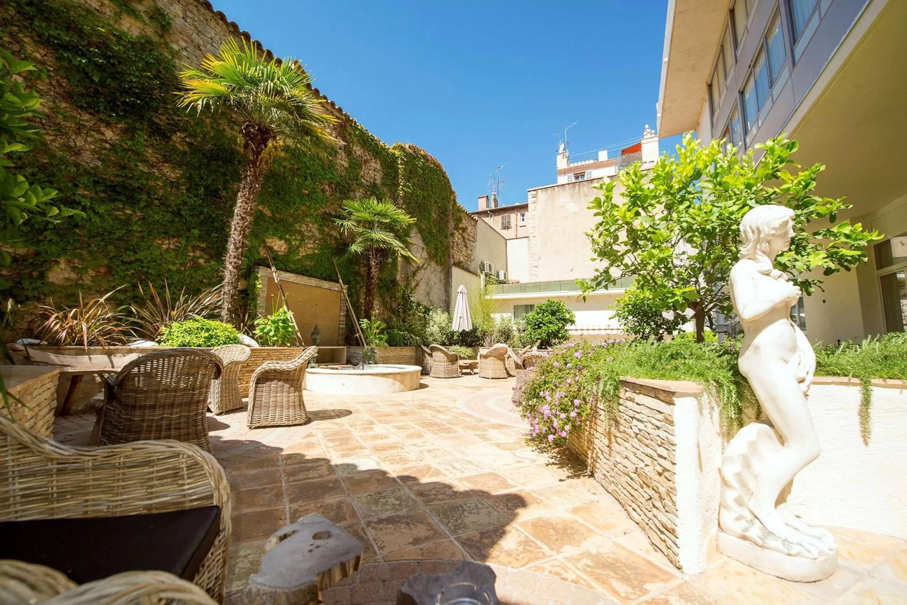 Patio in Best Western Premier Le Patio des Artistes Wellness Jacuzzi