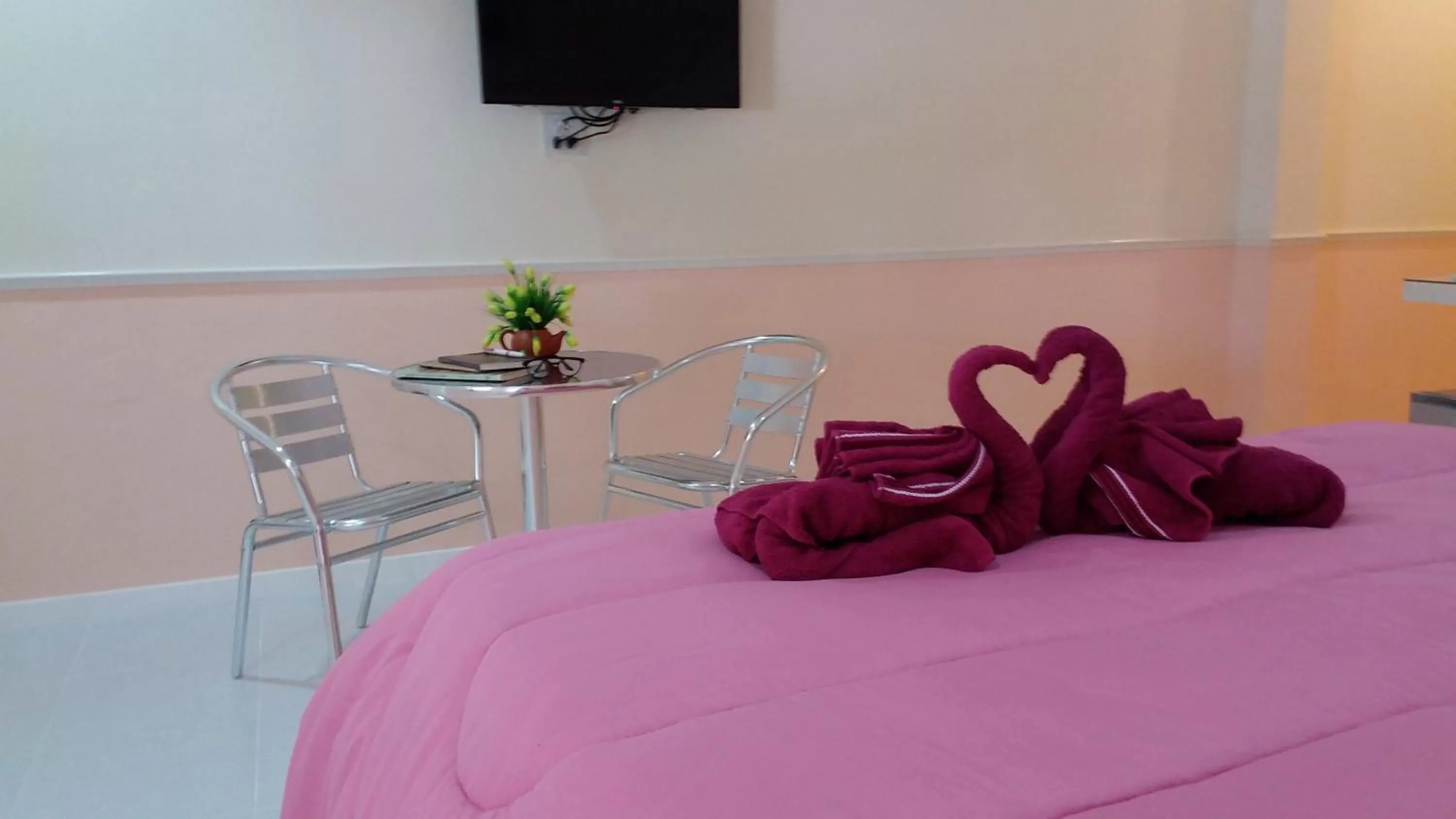 Shower, TV/Entertainment Center in Fancy Carp Resort