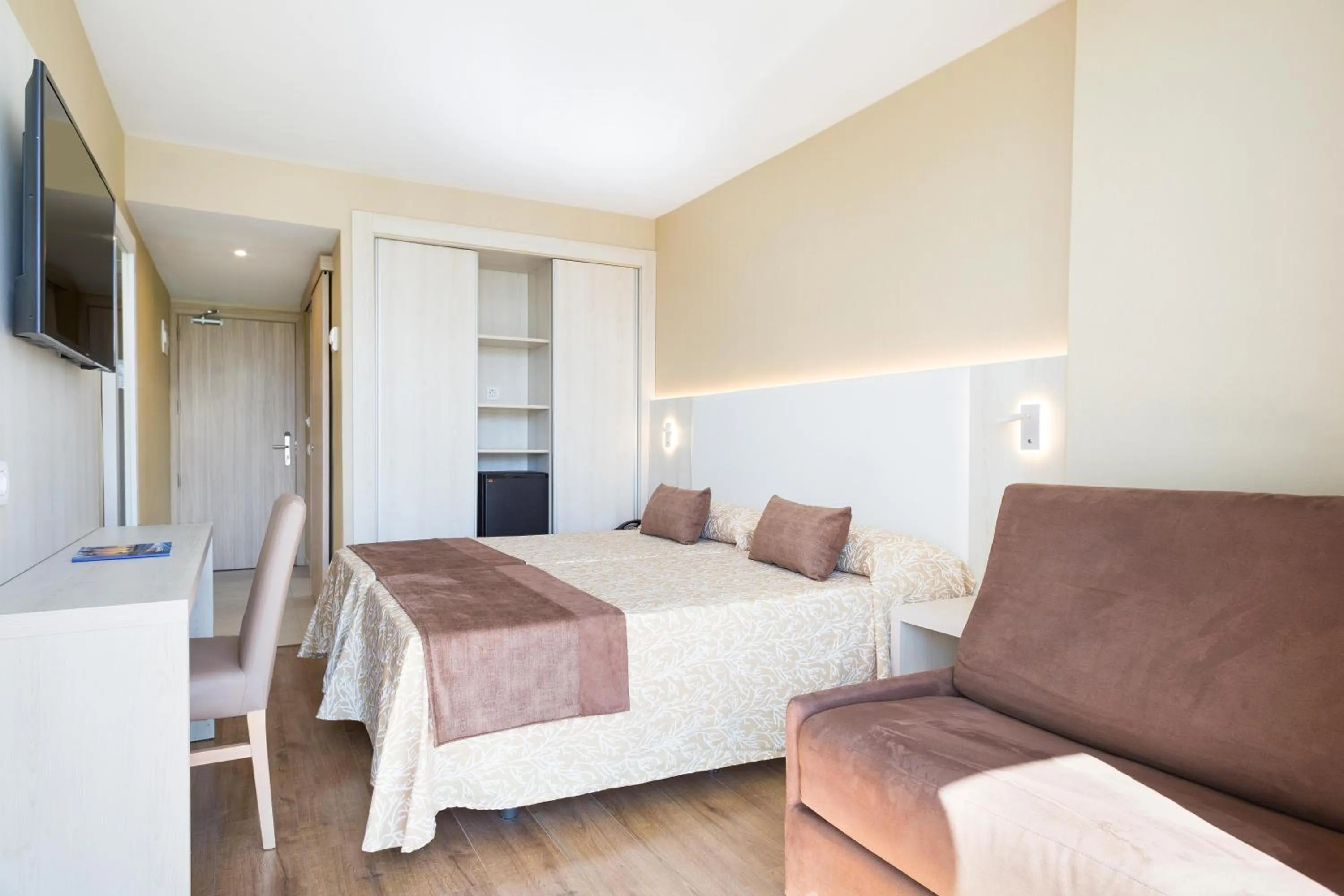 Photo of the whole room, Bed in Hotel Best Maritim