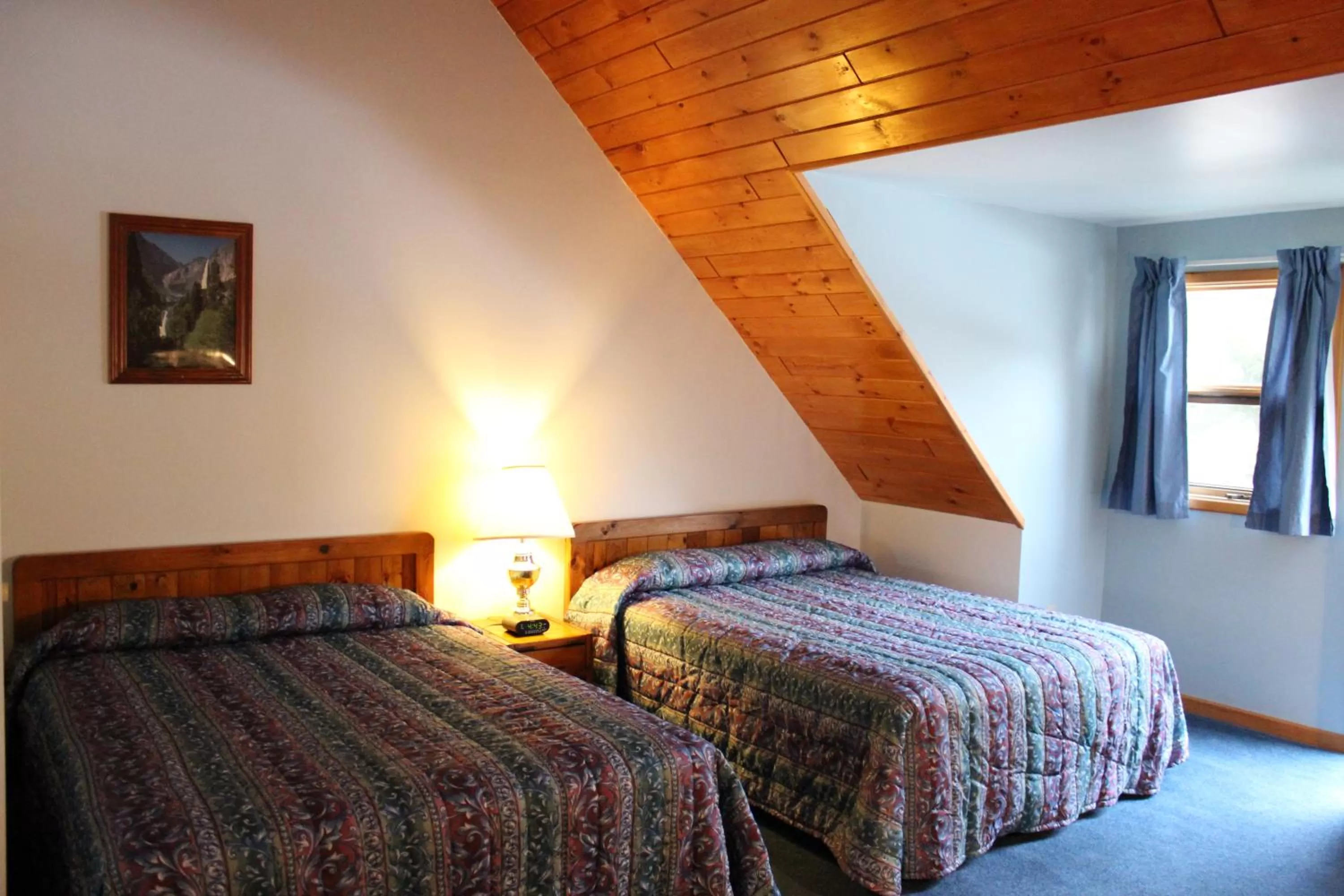 Bed in Nootka Lodge