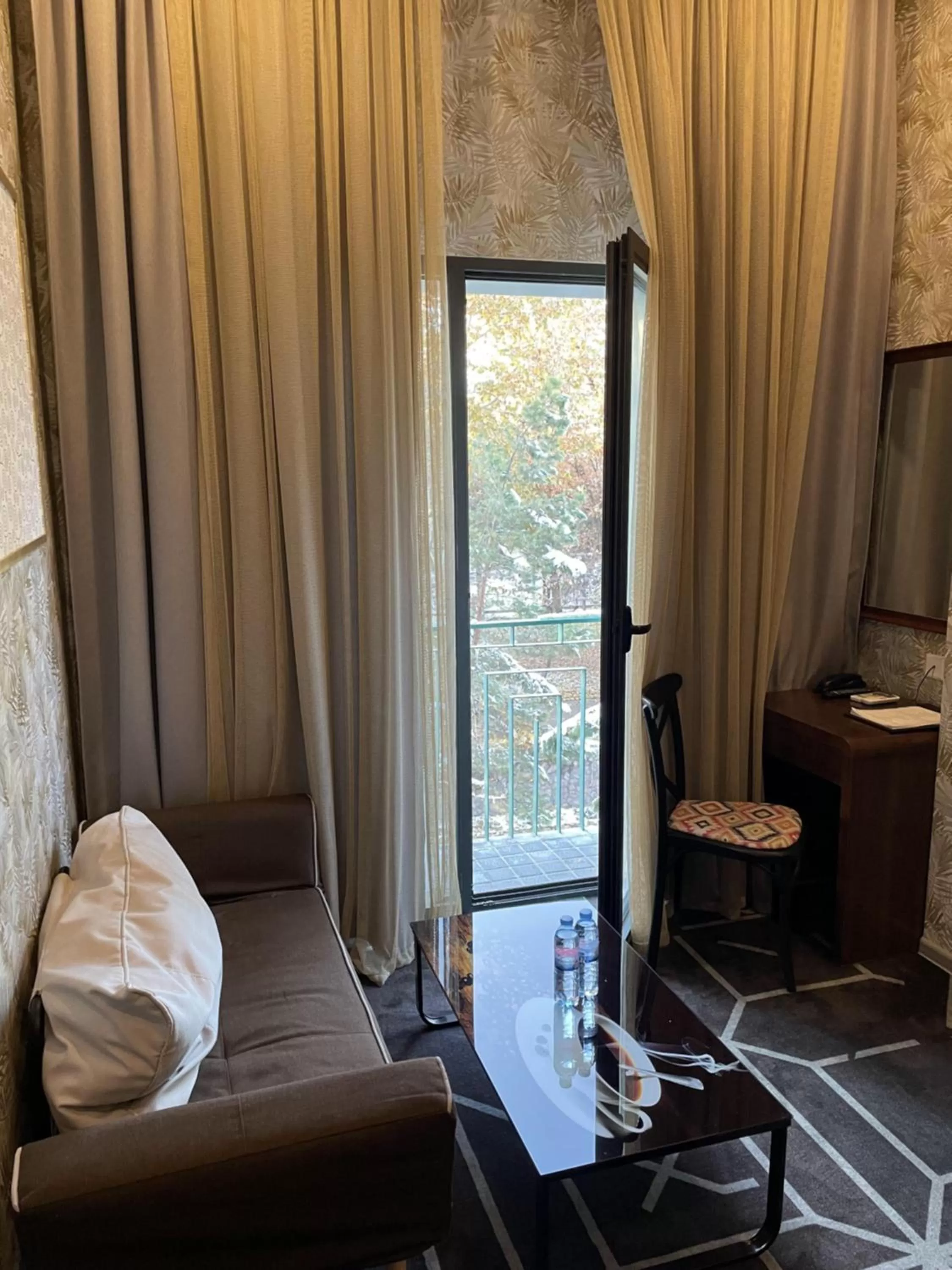 Seating area, Bed in City Centre Hotel