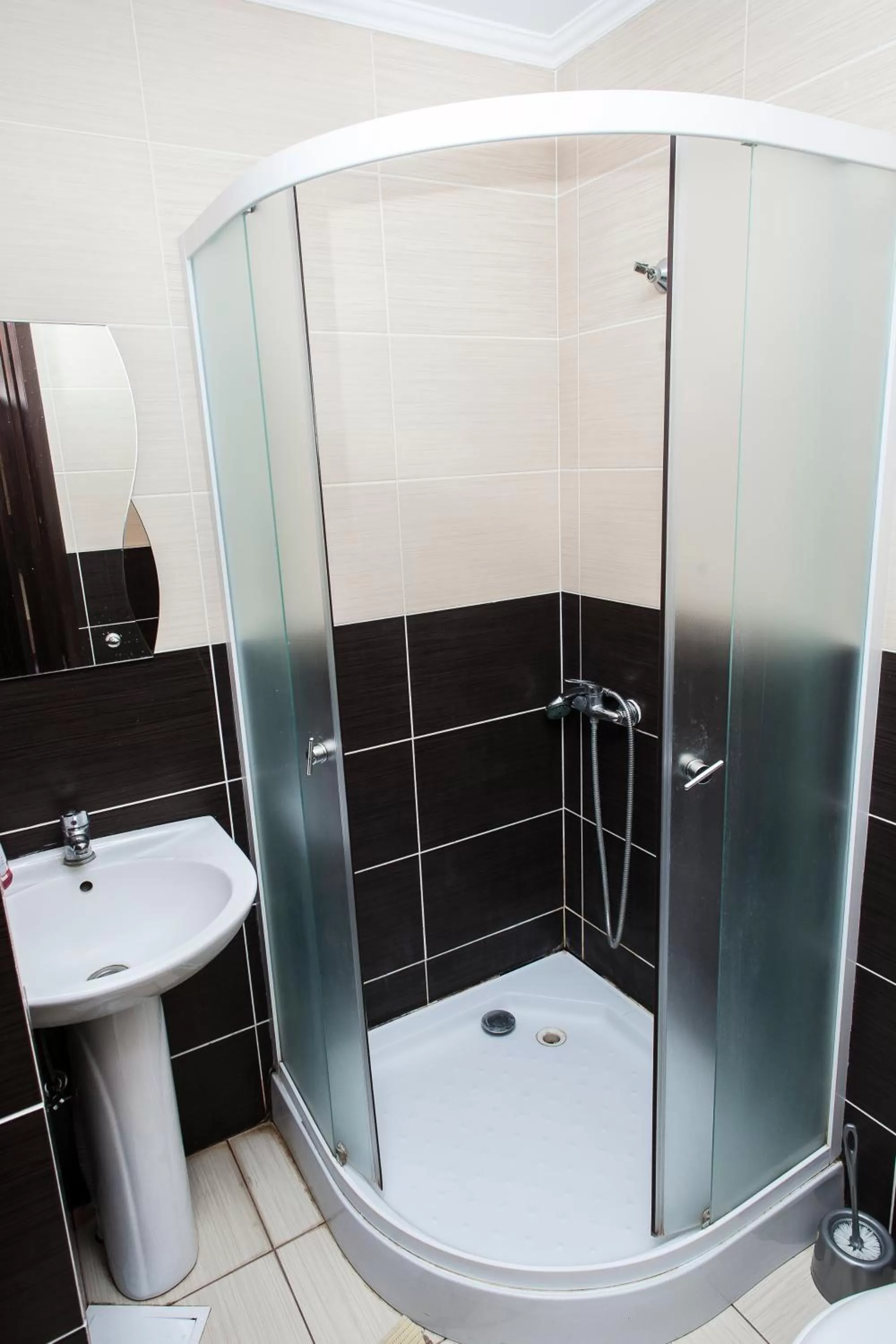 Shower, Bathroom in Chyhorinskyi Hotel