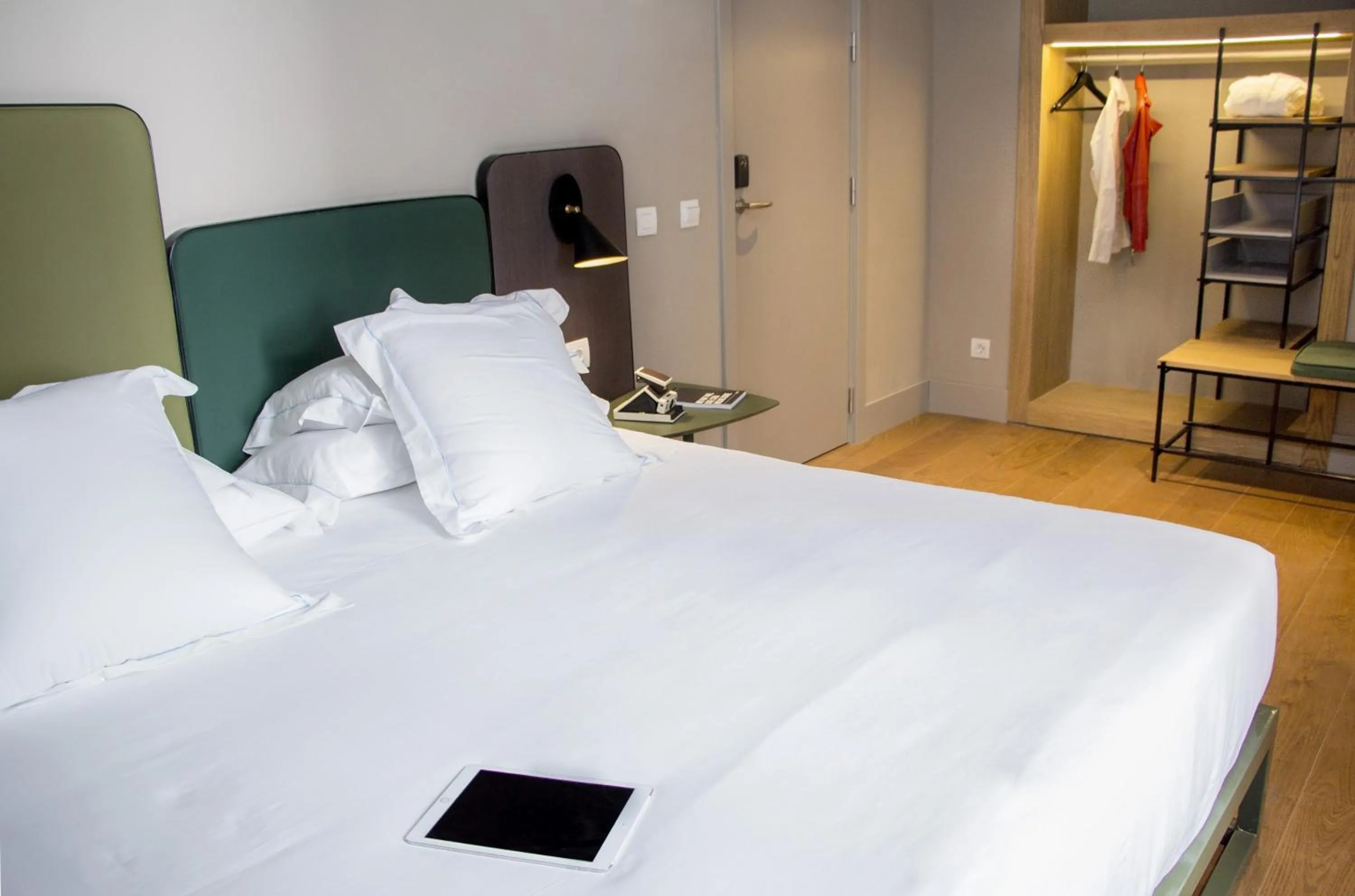 Photo of the whole room, Bed in One Shot Colón