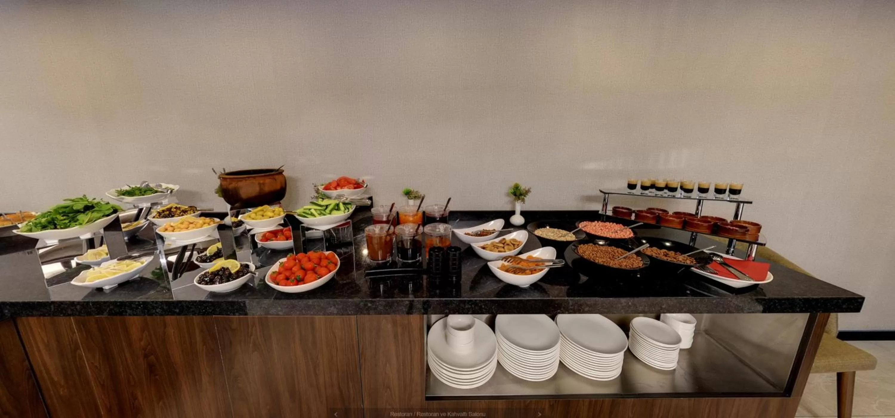 Buffet breakfast in Leo Suites
