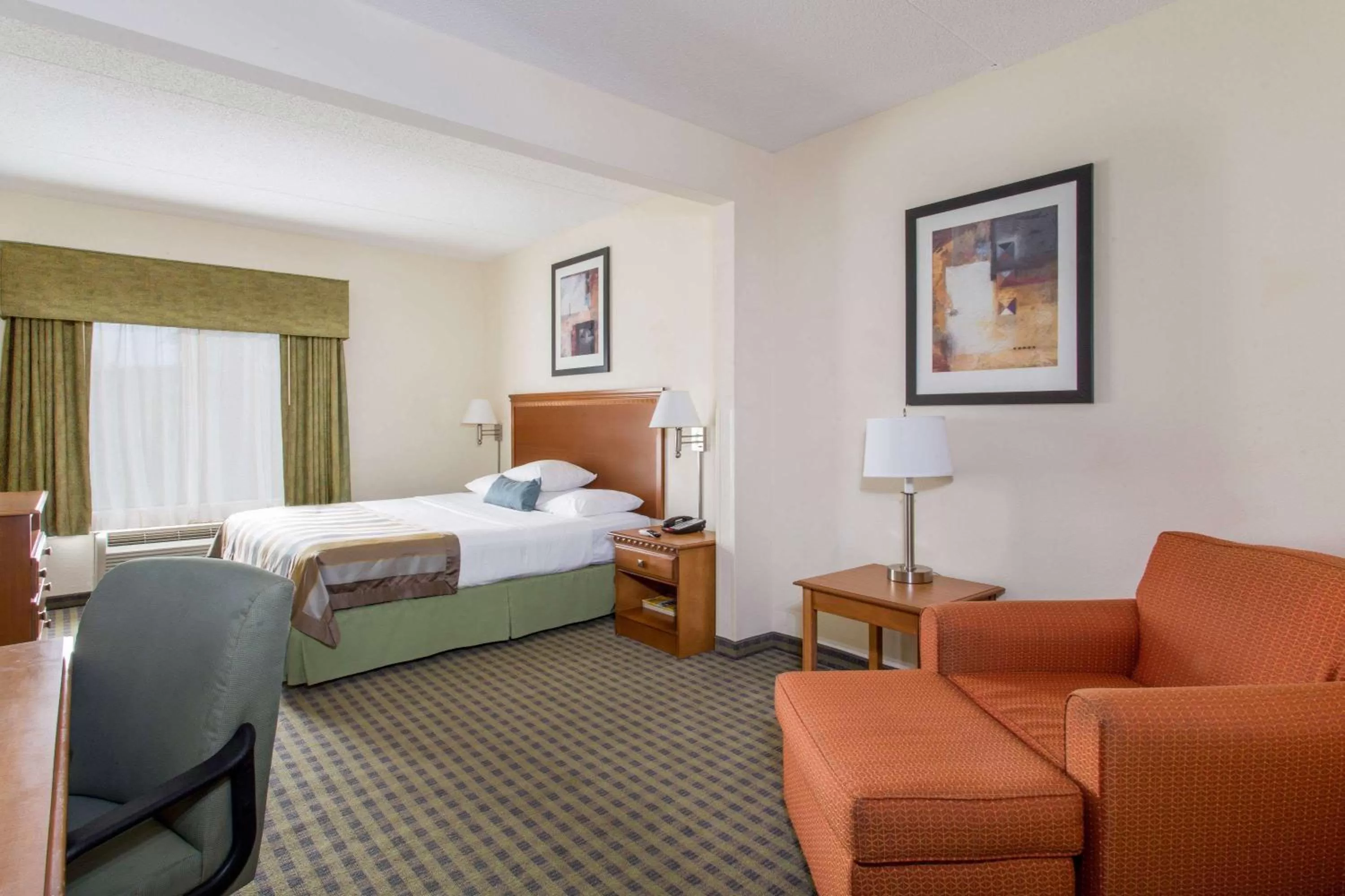 Photo of the whole room, Bed in Wingate by Wyndham Atlanta Fairburn