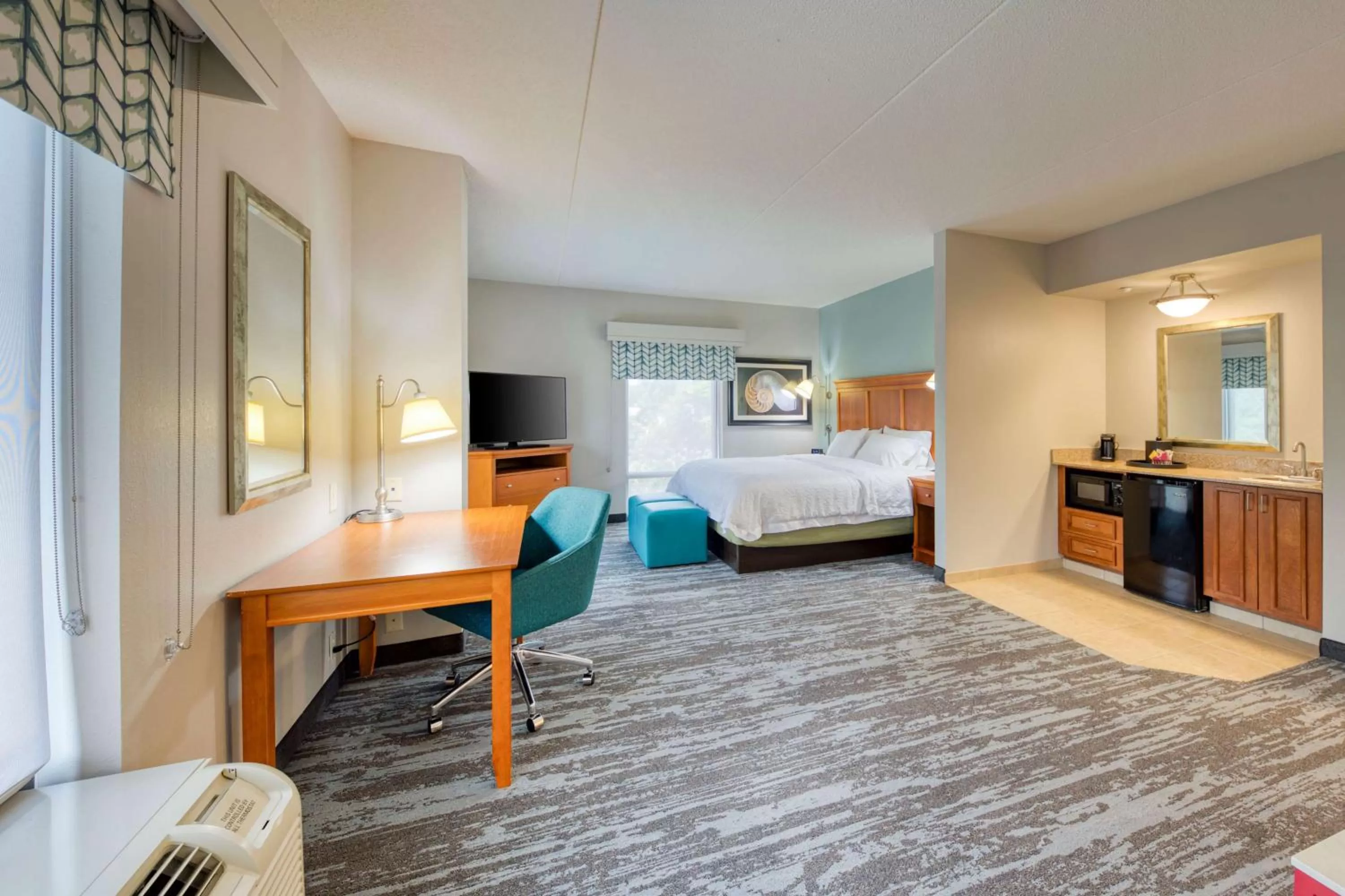 Bedroom, Bed in Hampton Inn Wilmington University Area