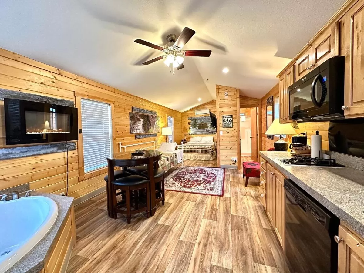 Jacuzzi Cabin Queen & Trundle in Packwood Lodge & Cabins