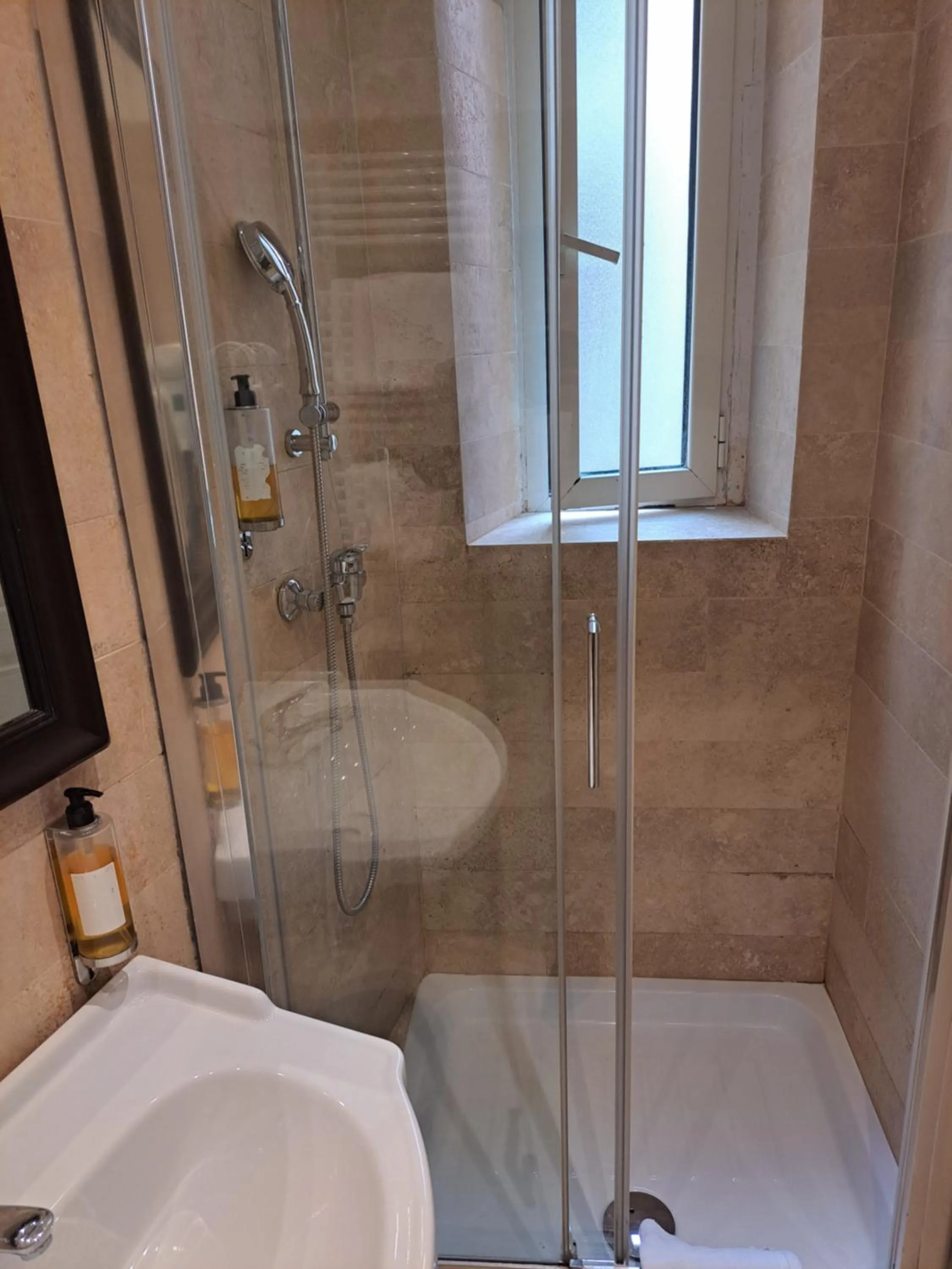Shower in Hotel dei Quiriti Suite