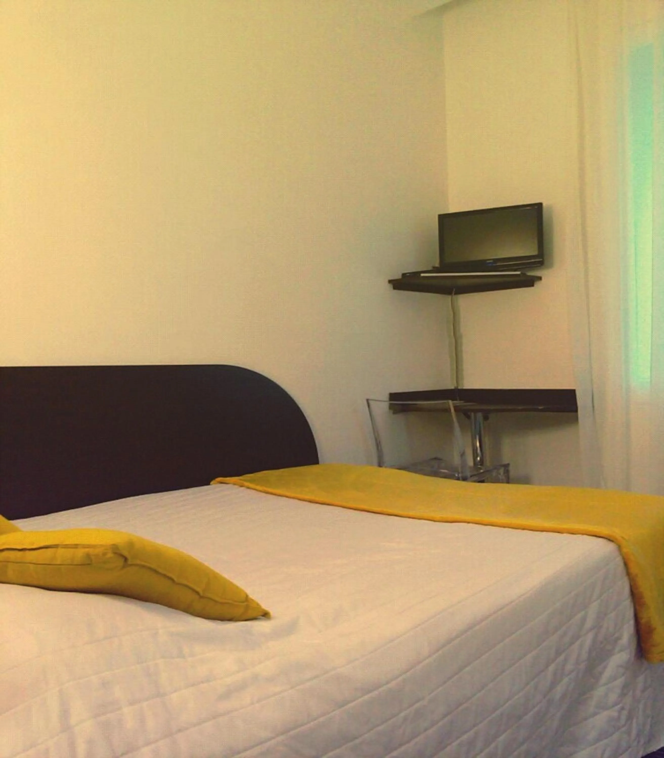 Photo of the whole room, Bed in Hôtel Le Capitole