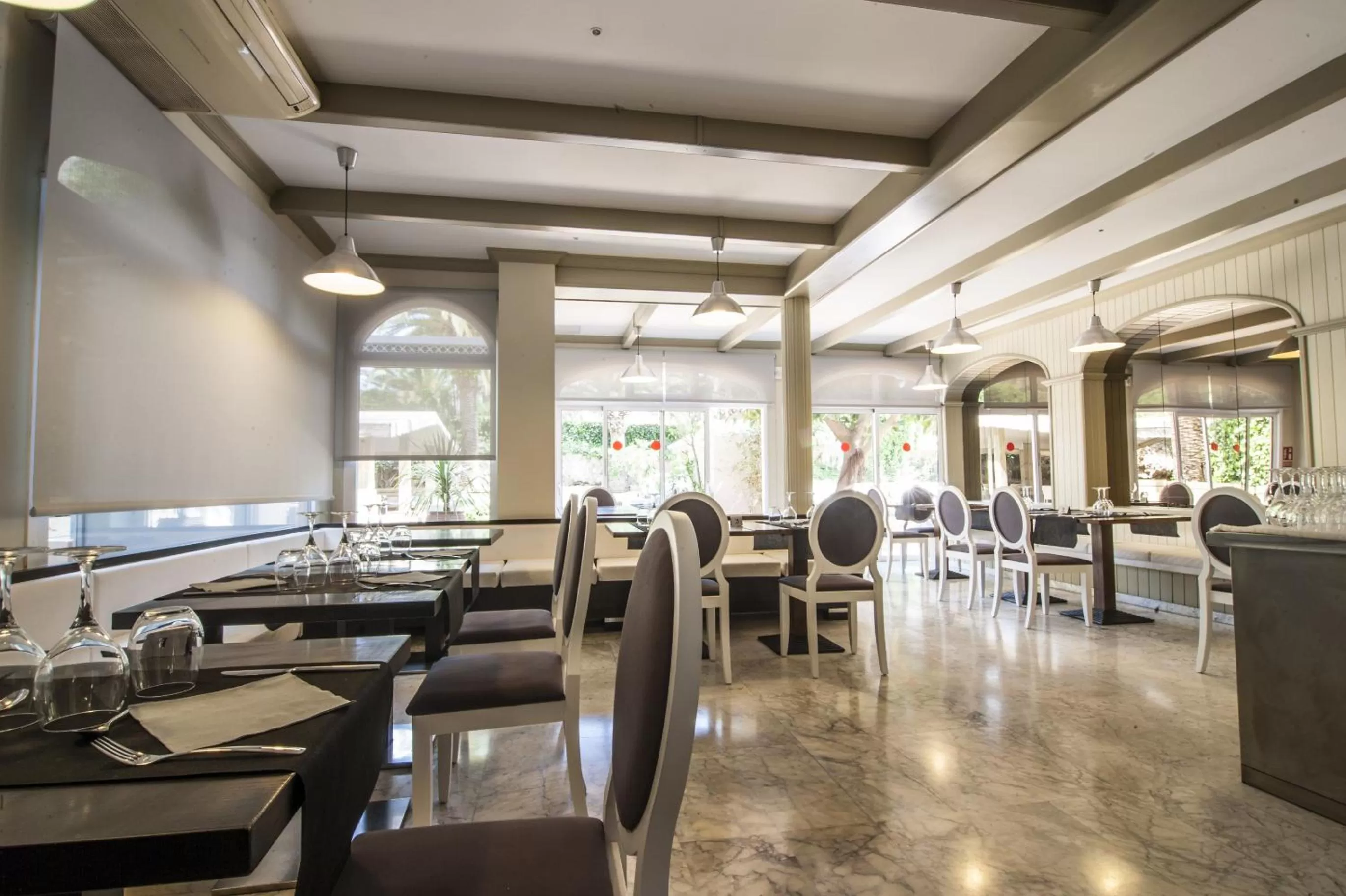 Restaurant/places to eat in Apartamentos Royal Life