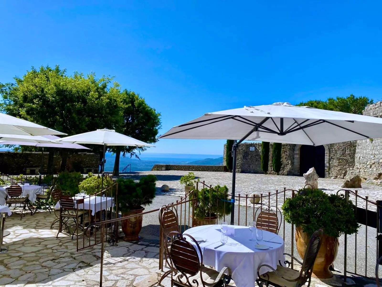 Restaurant/places to eat in Auberge du Vieux Château