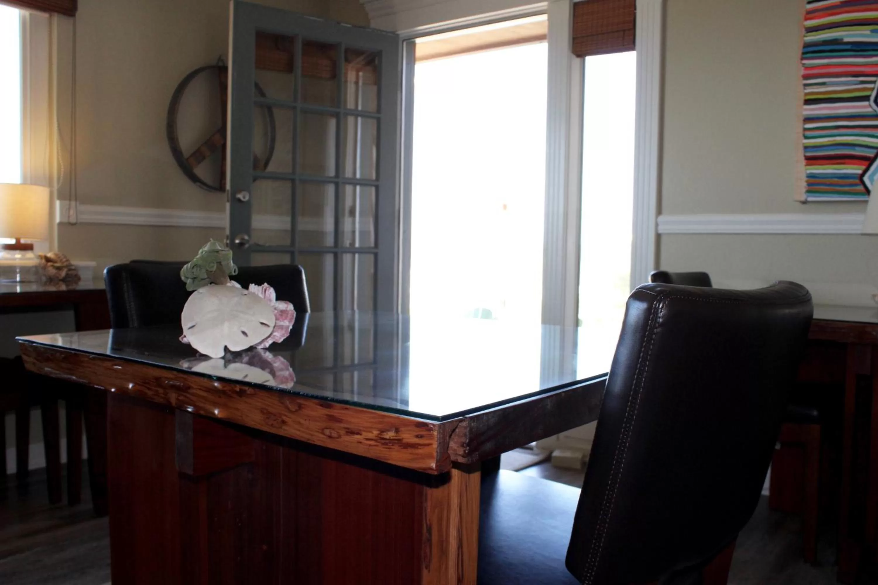 Communal lounge/ TV room in Cambria Shores Inn