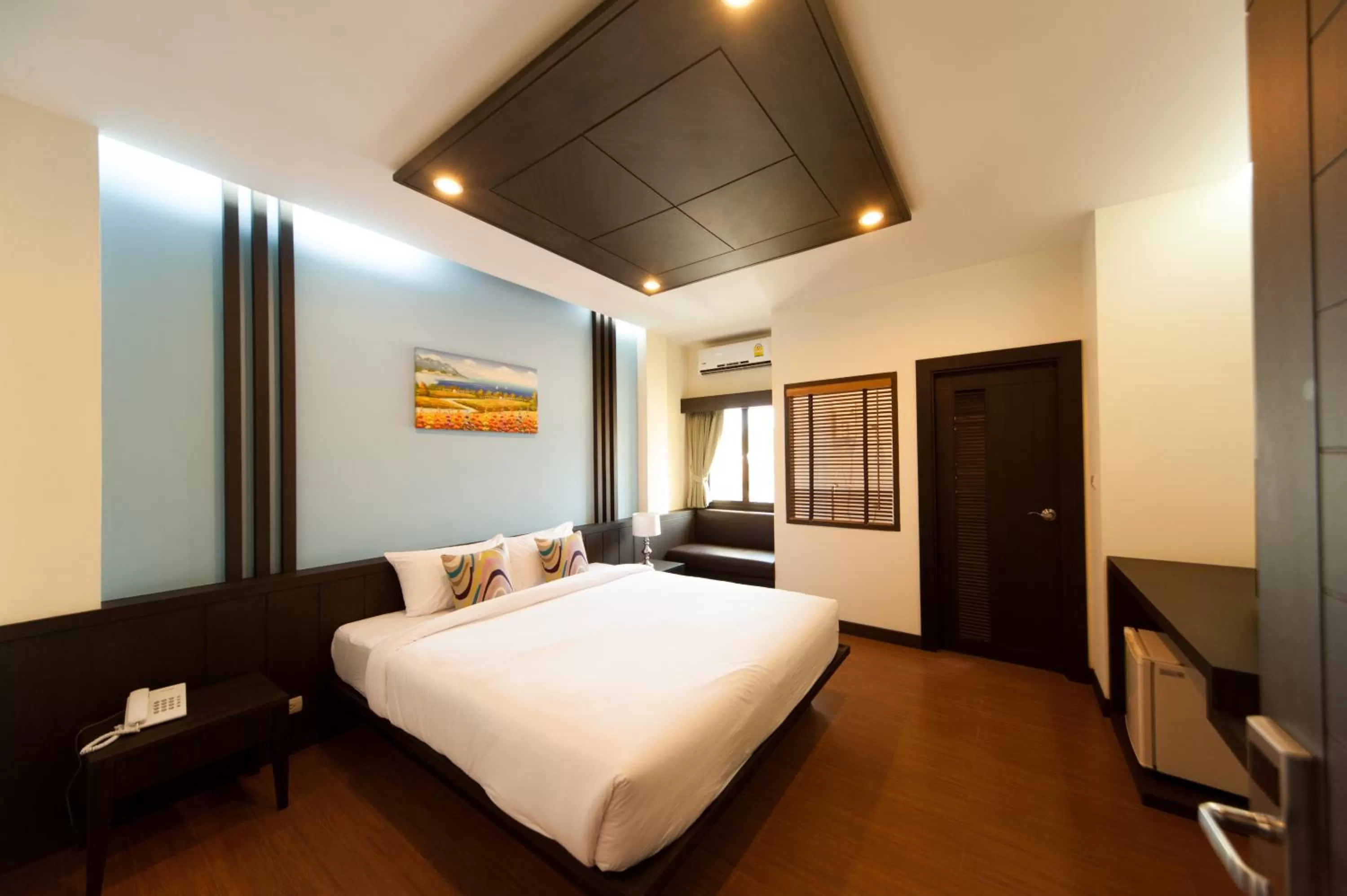 Photo of the whole room, Bed in Tara Place Hotel Bangkok