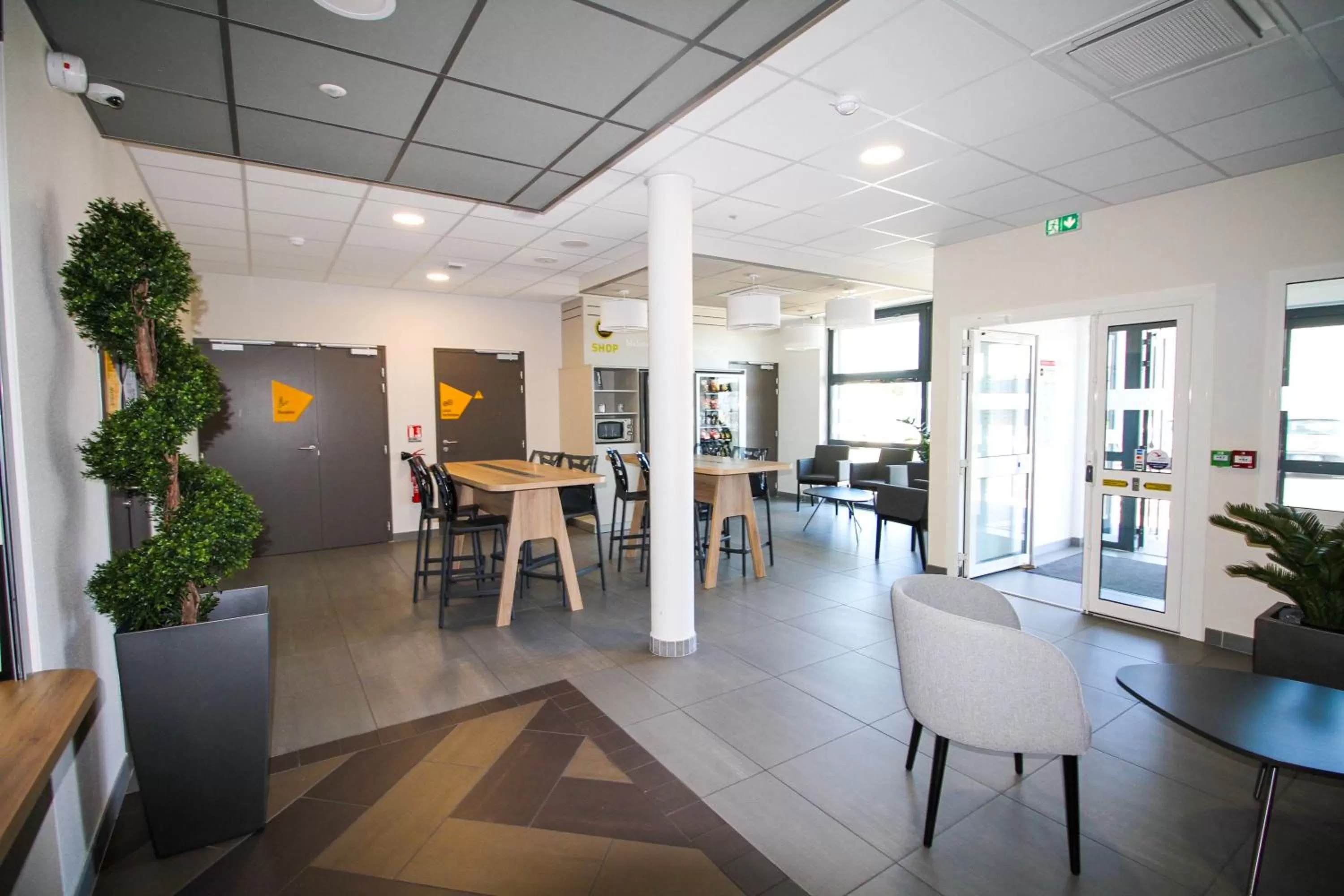 Lobby or reception in B&B HOTEL Montélimar Sud