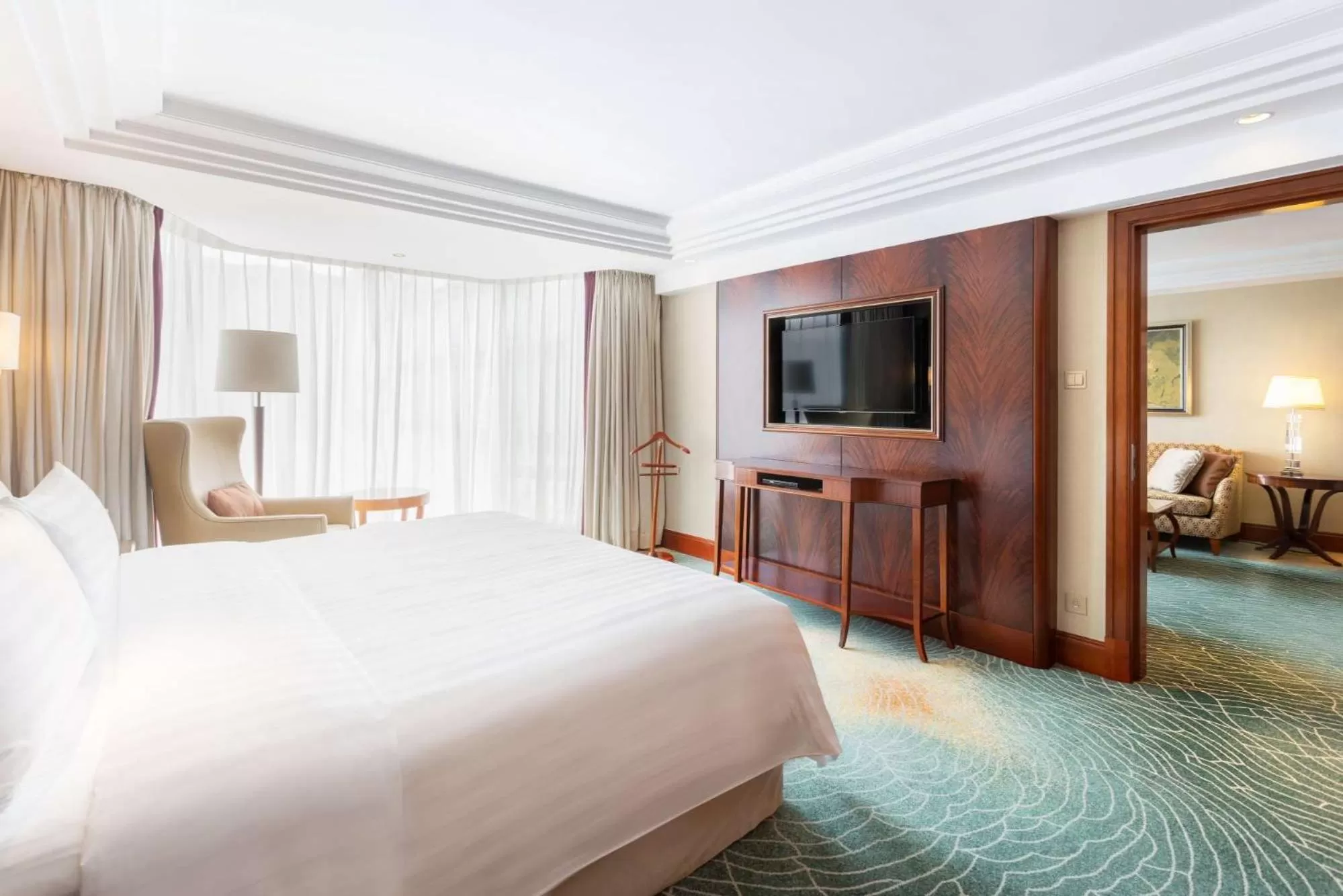 Photo of the whole room, Bed in Kowloon Shangri-La, Hong Kong