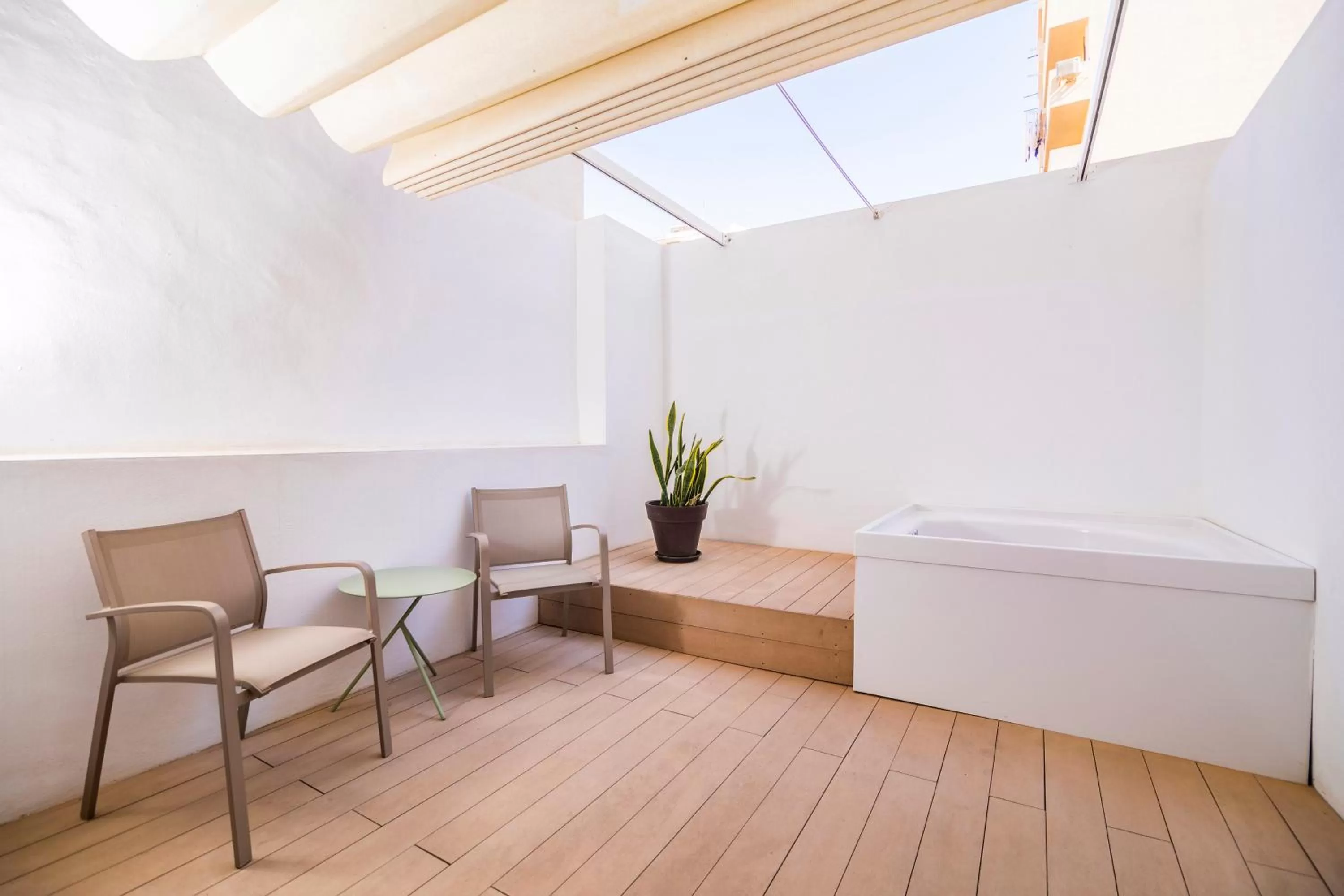 Hot Tub in INNSiDE by Meliá Palma Center