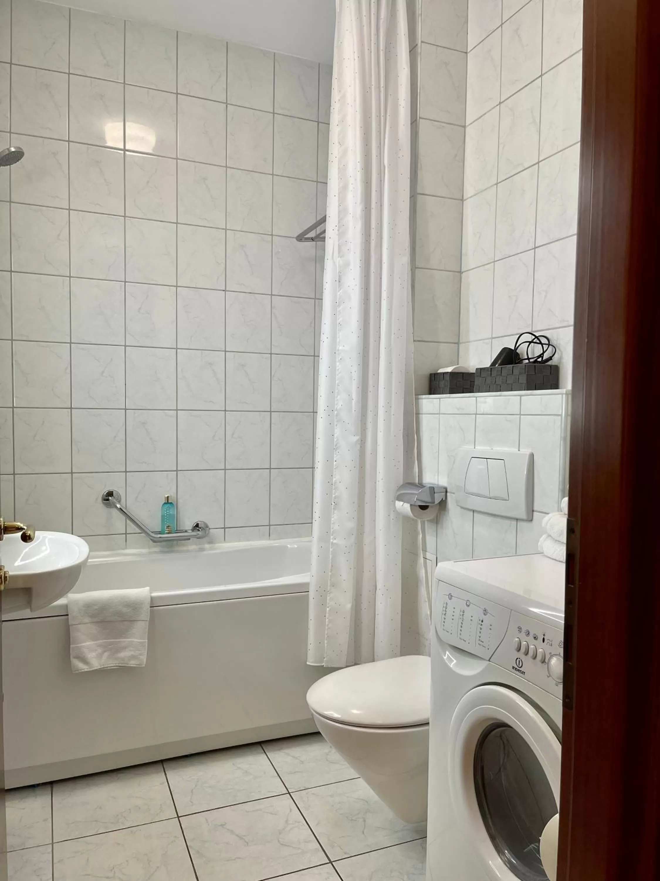 Shower, Bathroom in Arcada Apartments