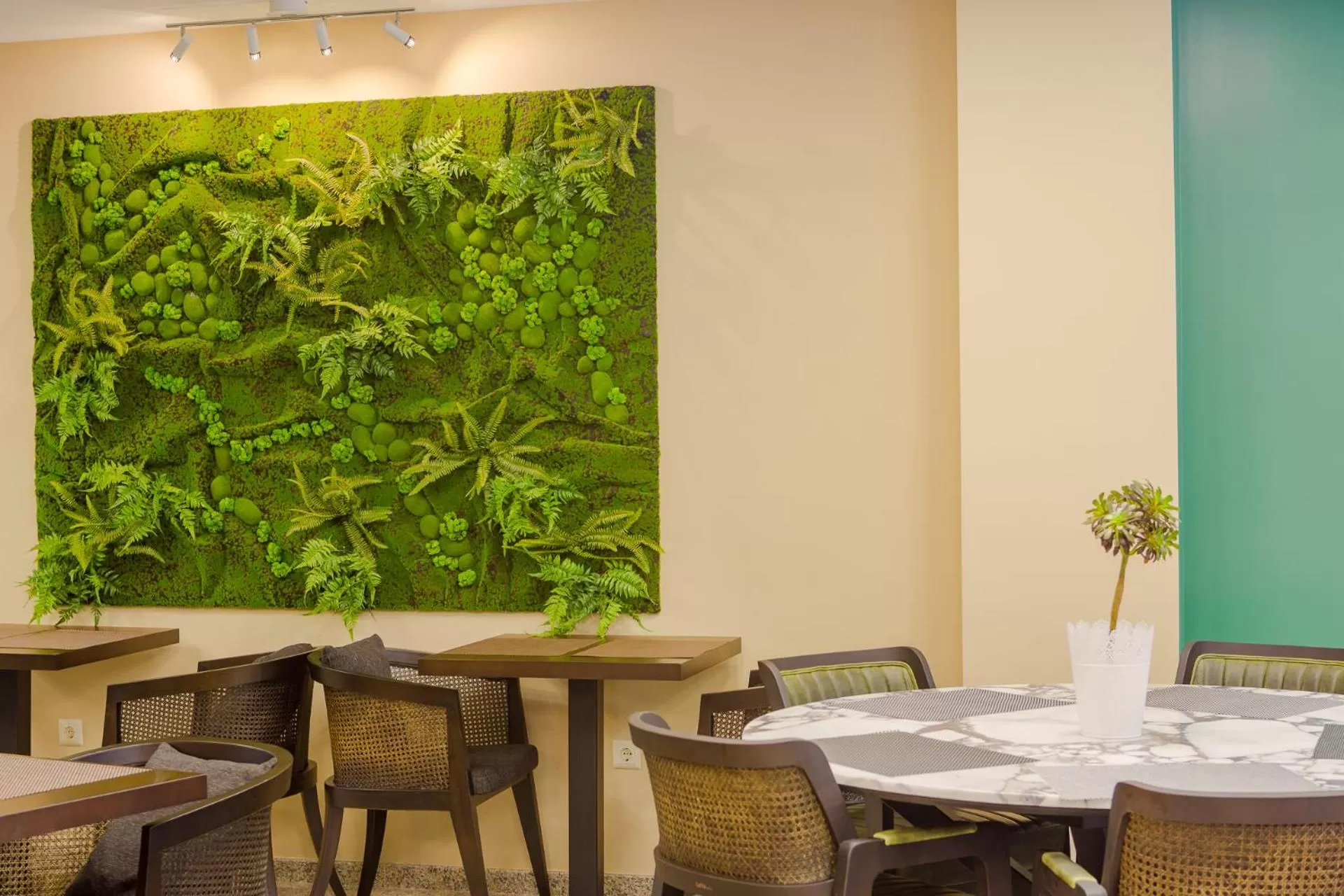 Restaurant/Places to Eat in HOTEL BLOOM