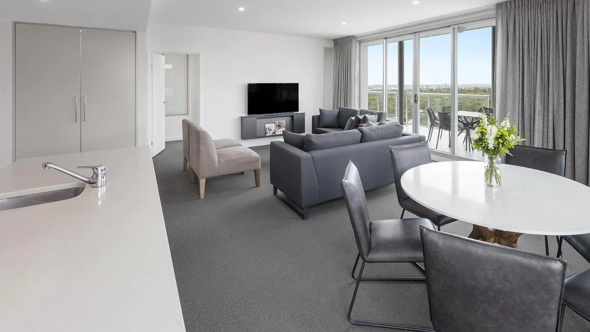 TV and multimedia in Oaks Adelaide Embassy Suites