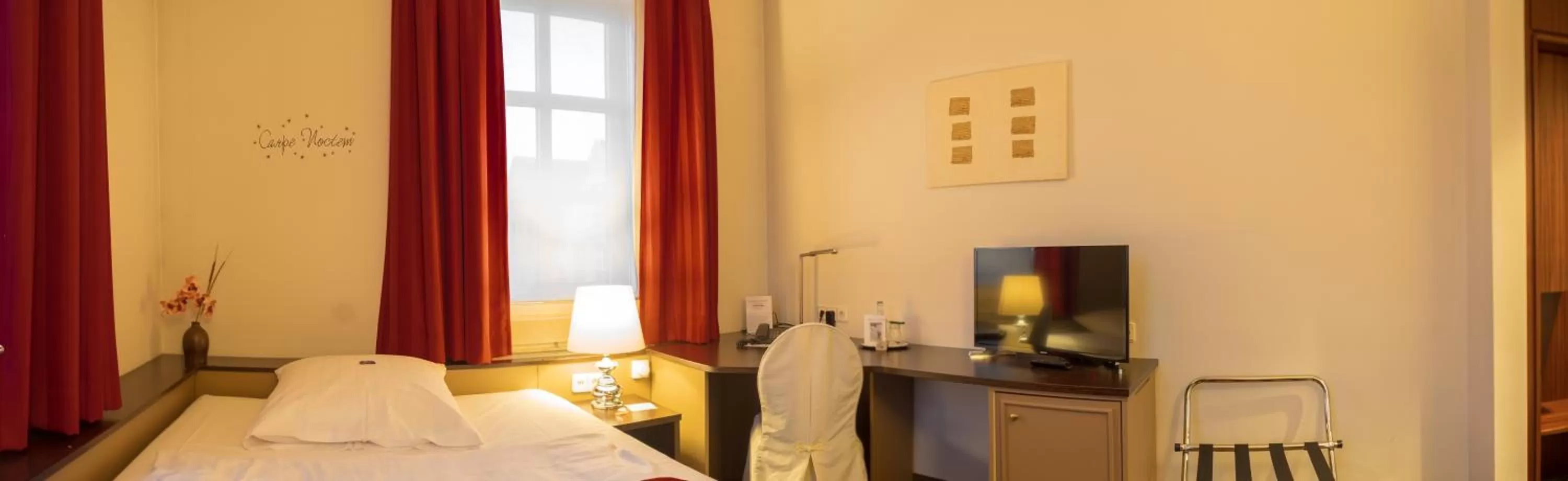 Photo of the whole room, Bed in Hotel Lippischer Hof