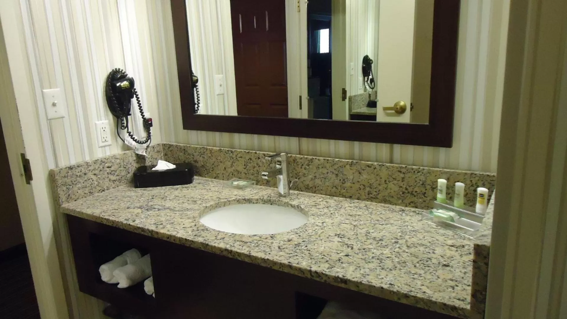 Bathroom in Country Inn & Suites by Radisson, Williamsburg Historic Area, VA