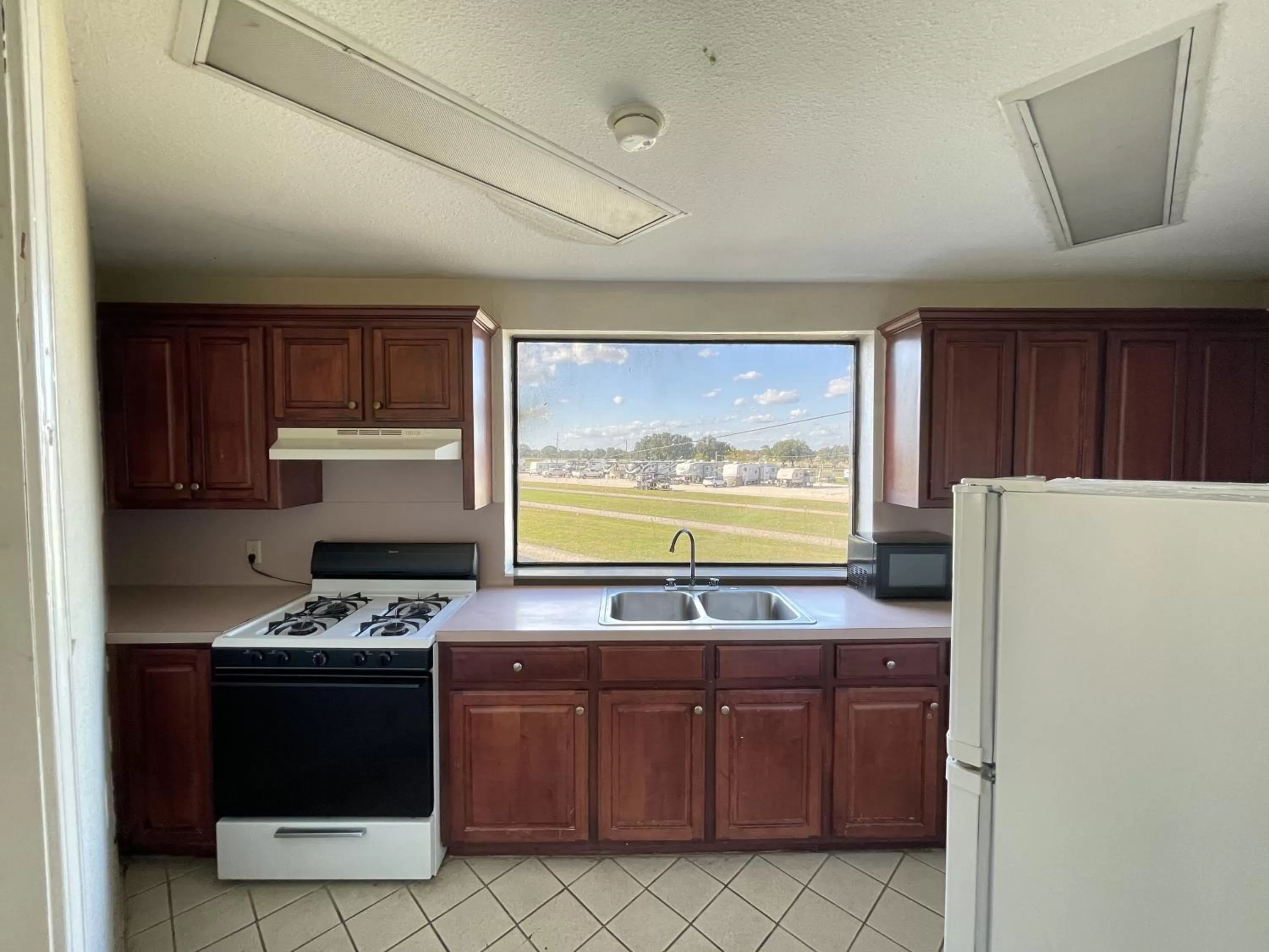 Kitchen or kitchenette in Days Inn & Suites by Wyndham Winnie