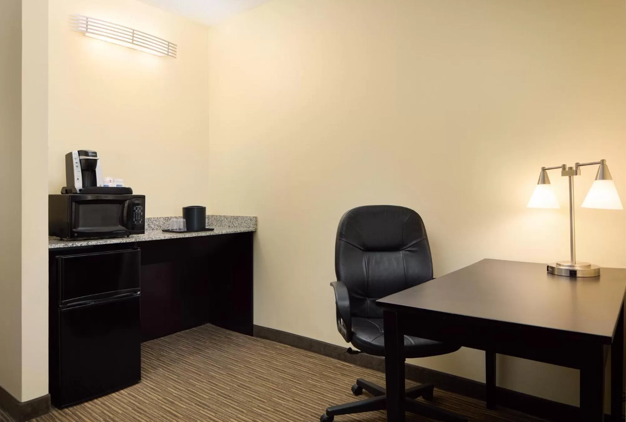 Coffee/tea facilities in Holiday Inn Express & Suites Alpharetta by IHG