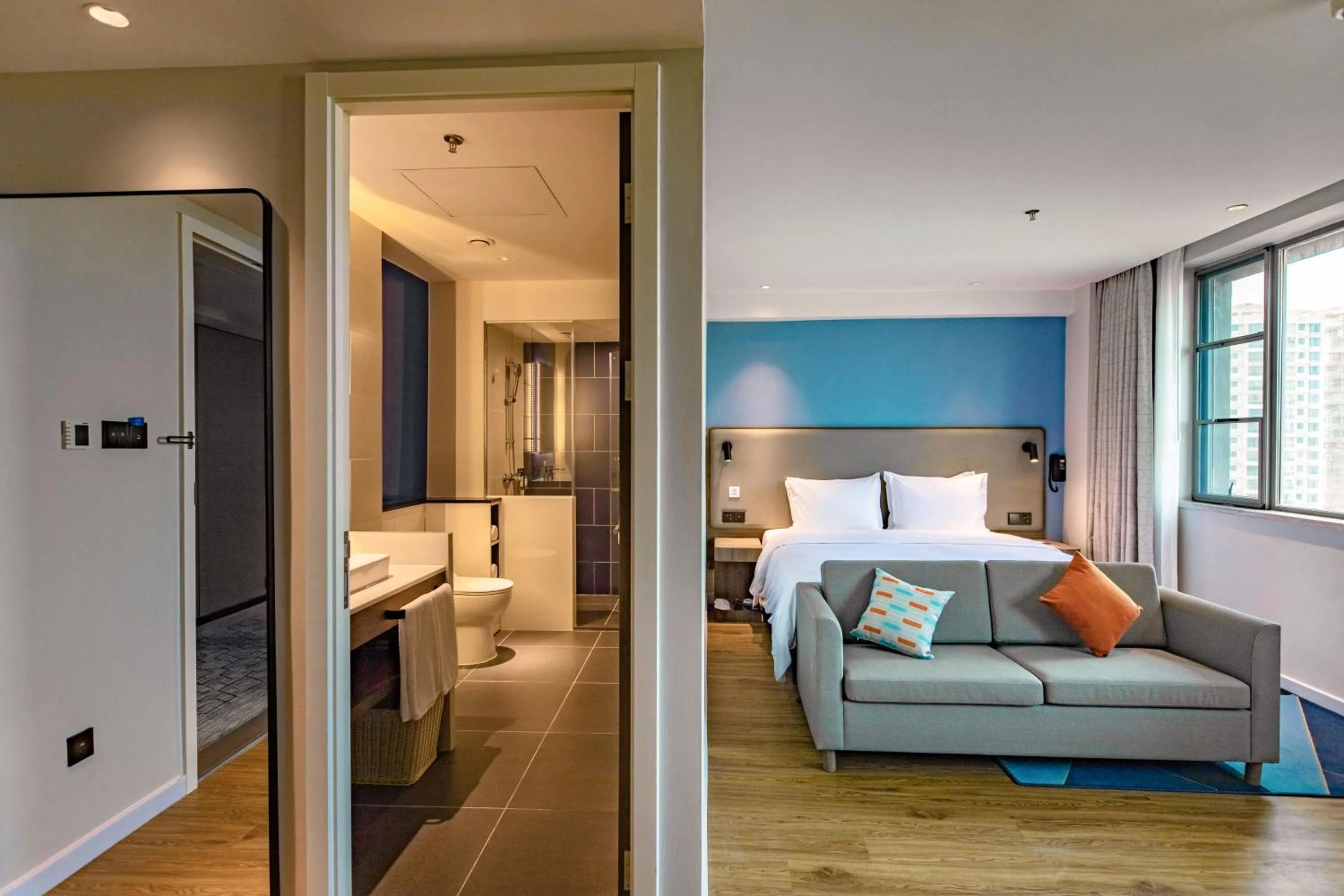 Photo of the whole room, Bed in Holiday Inn Express Shantou City Center by IHG