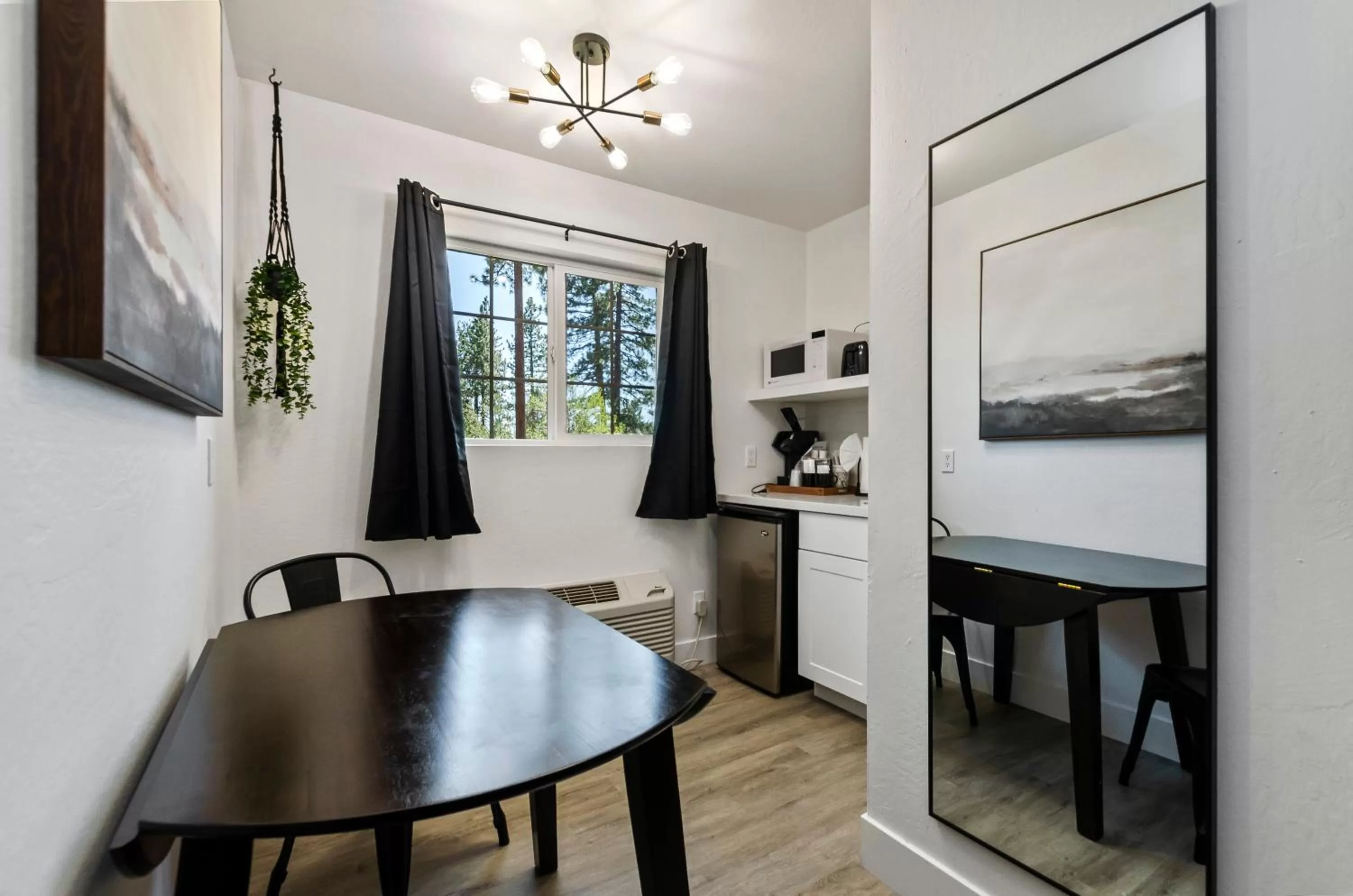 Kitchen or kitchenette in The Jeffrey Hotel