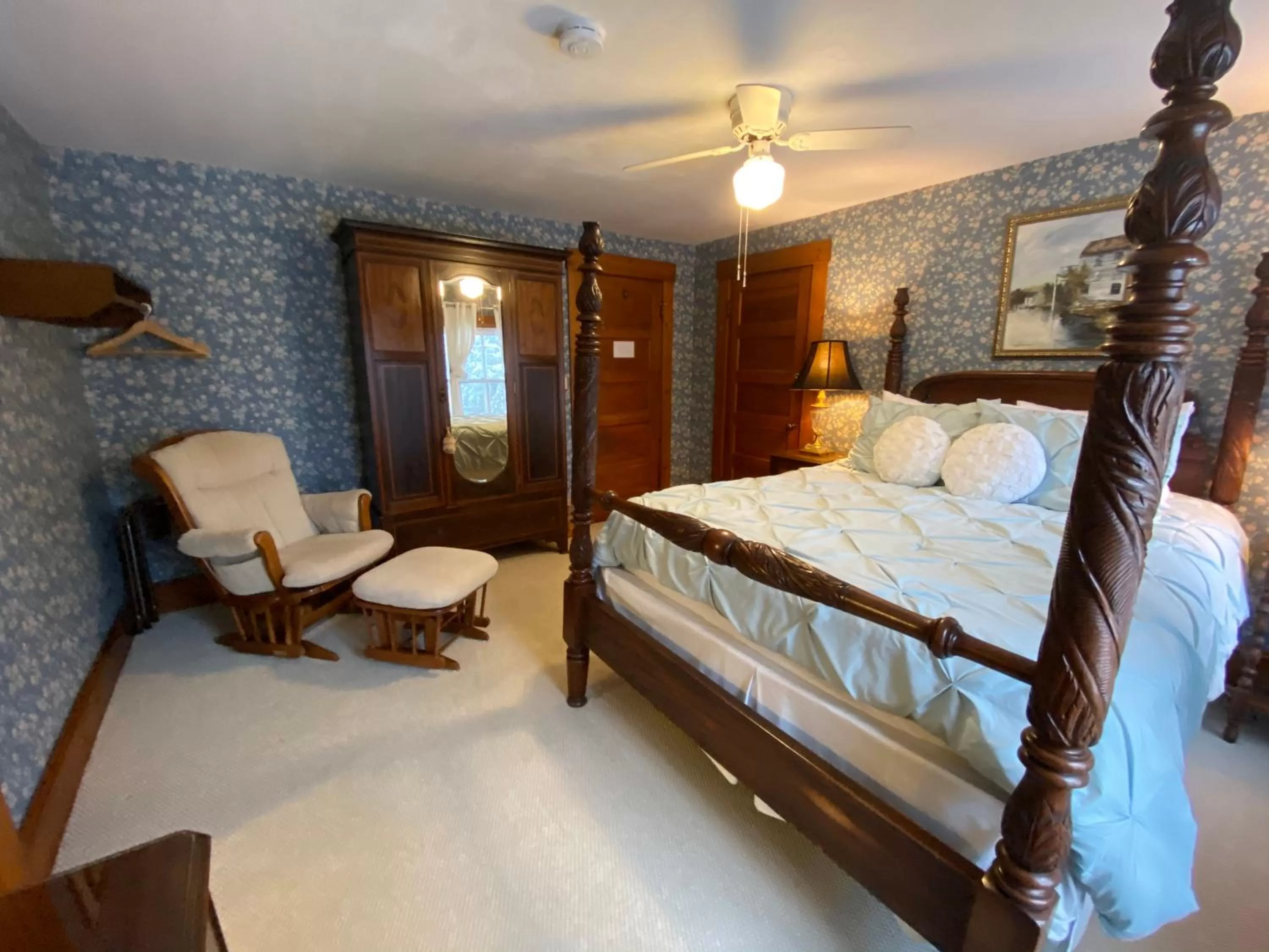 Bed in Follansbee Inn