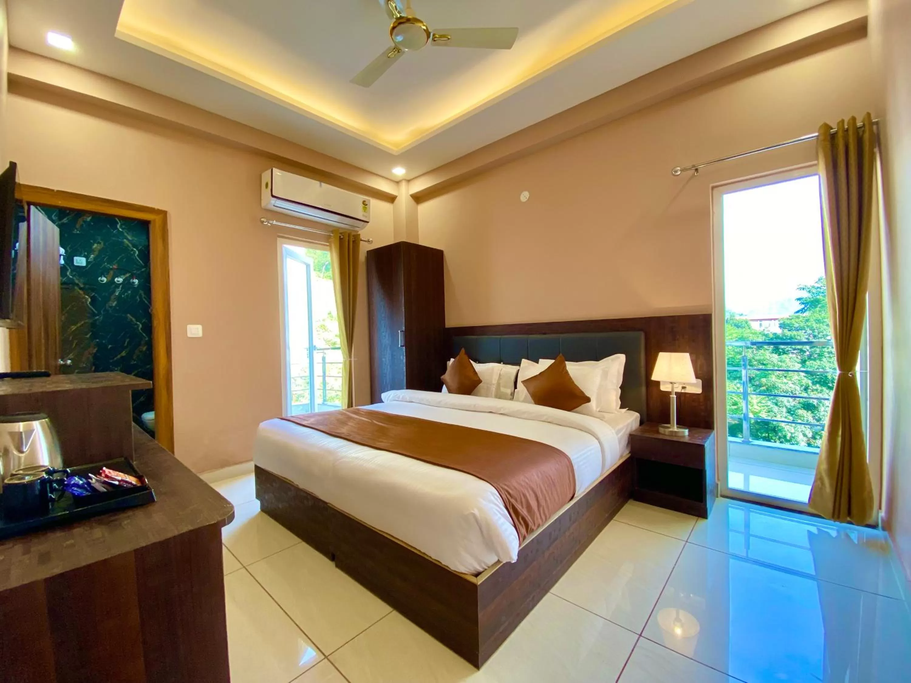 Bed in Hotel Shiv Inn Near Secret Waterfall