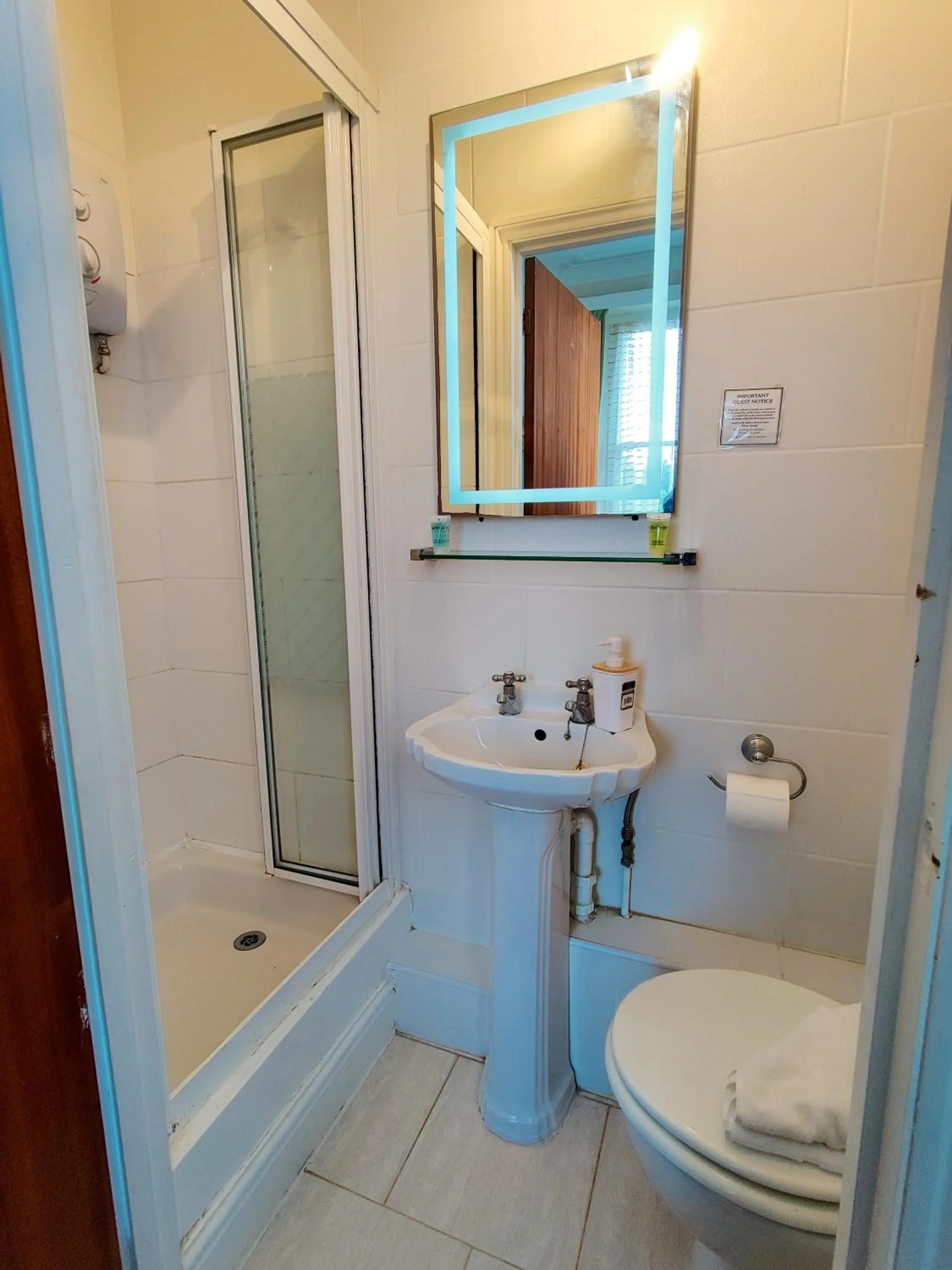 Bathroom in Wentworth House - Free Parking