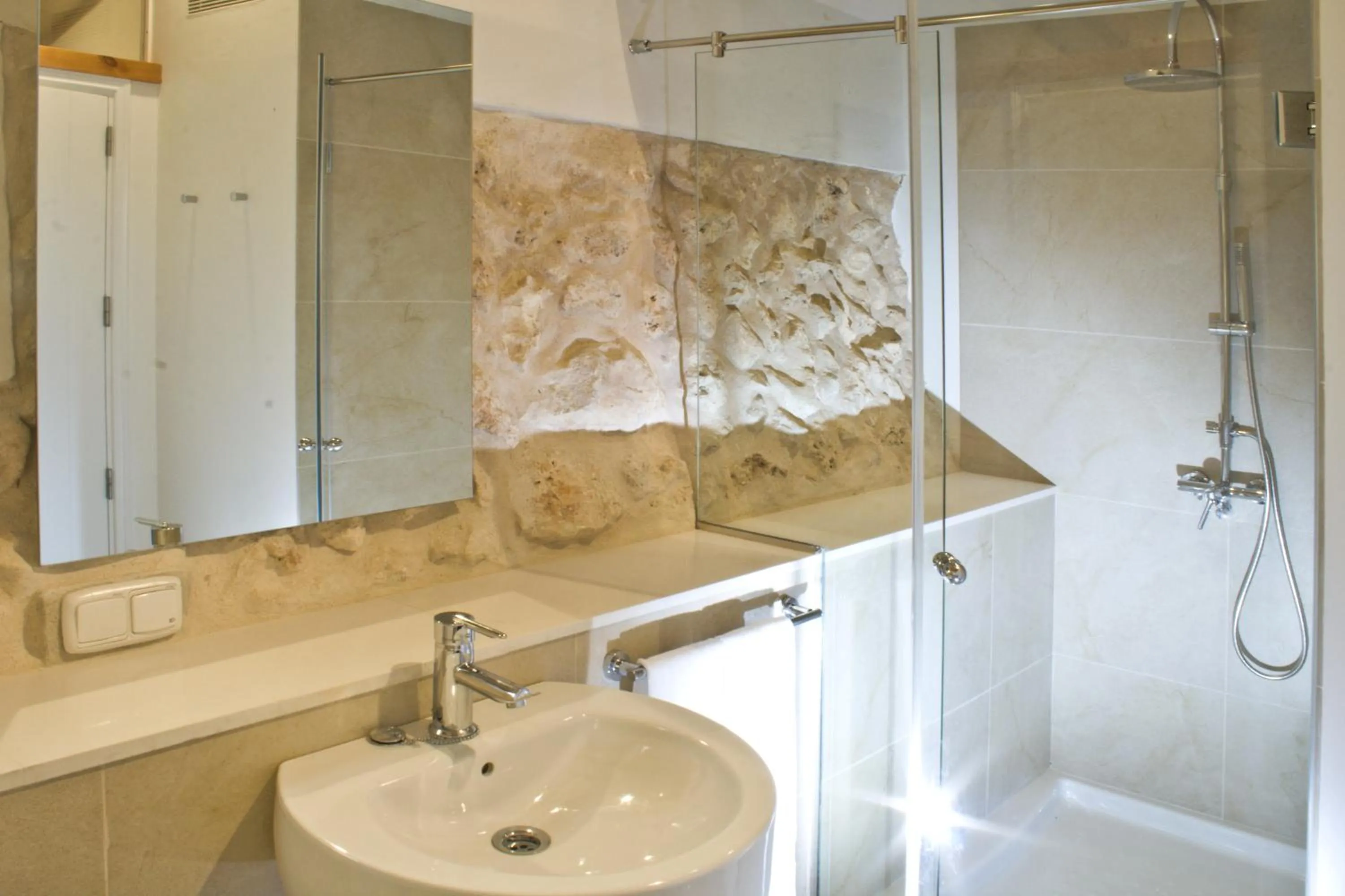 Shower in Hotel Rural Binigaus Vell