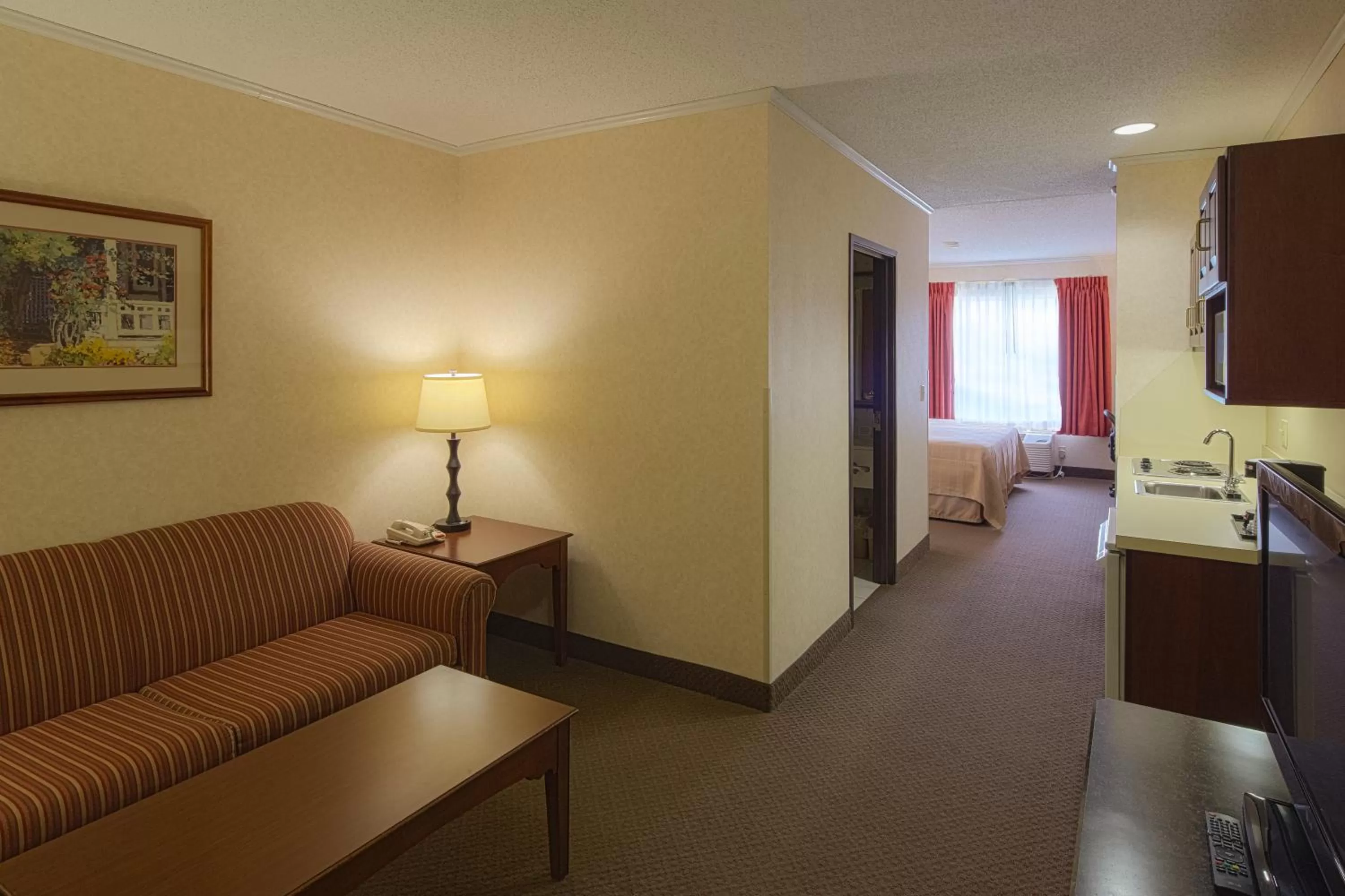 Deluxe King Suite in Coshocton Village Inn & Suites