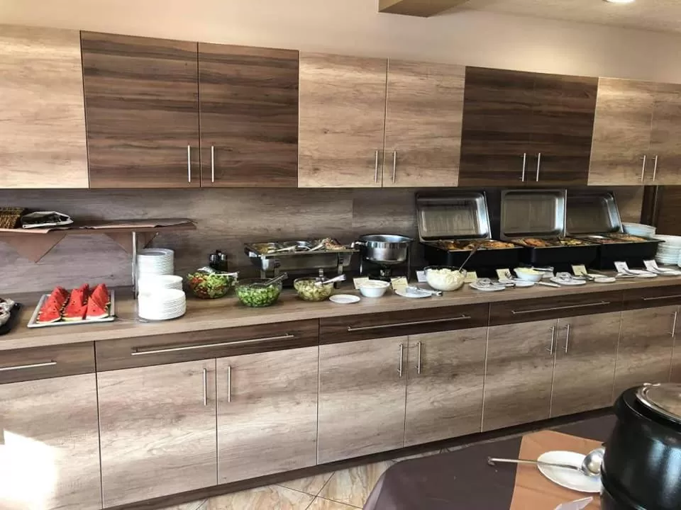 Kitchen/Kitchenette in Royal Hotel