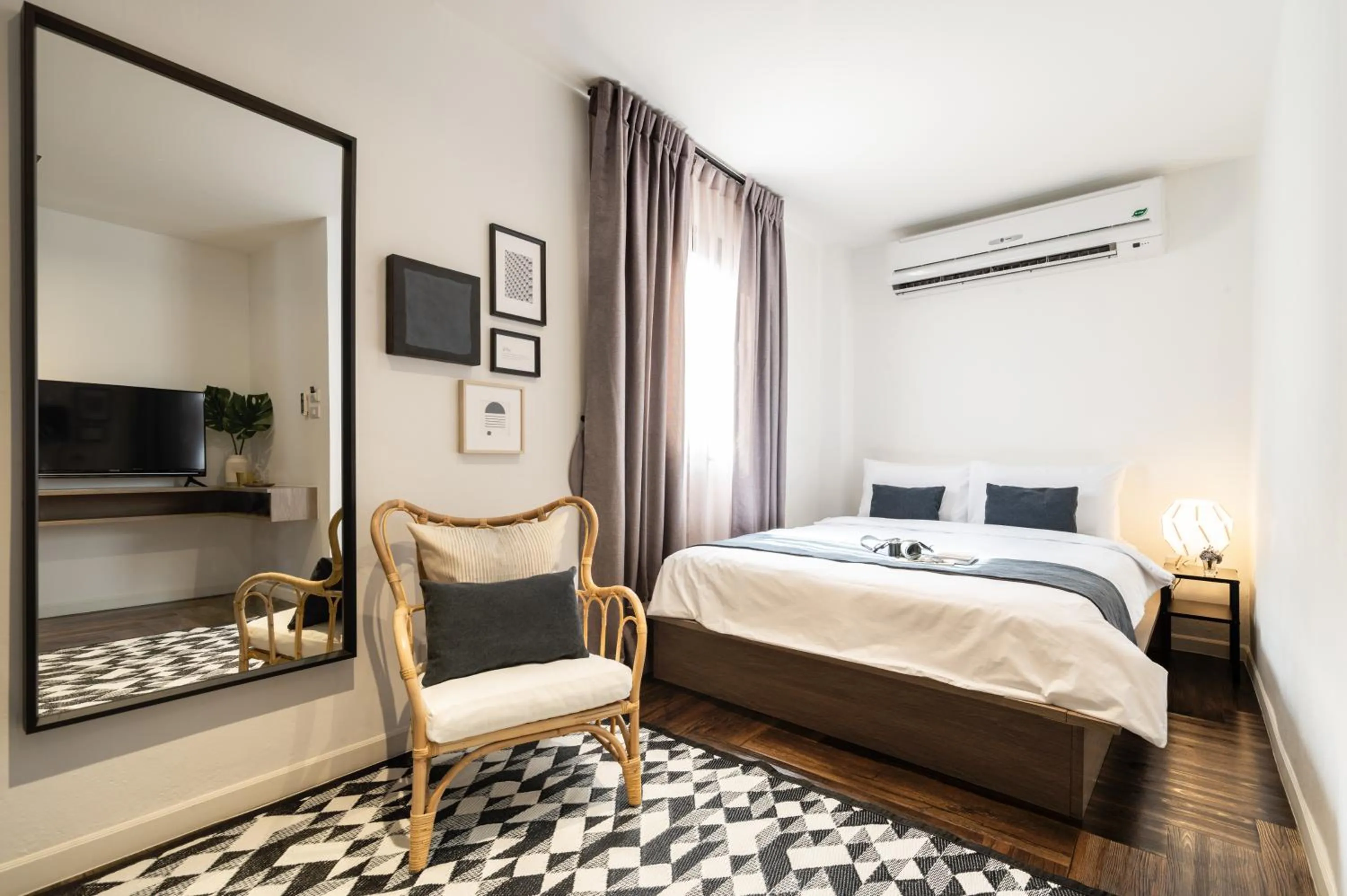 Photo of the whole room, Bed in Warm Window Silom