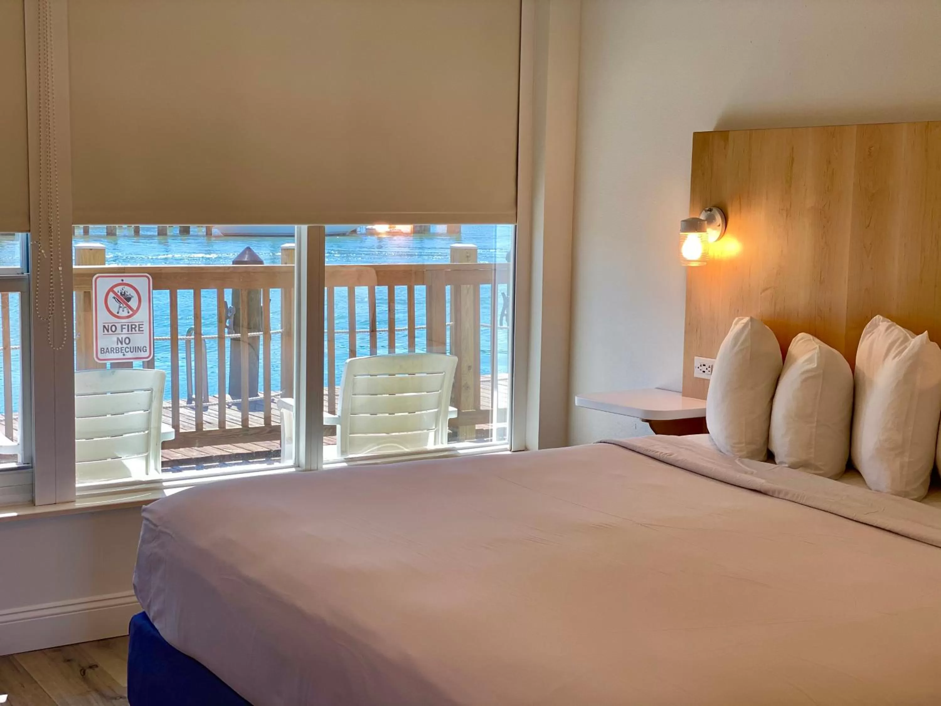 Sea view, Bed in Gilbert's Resort & Marina