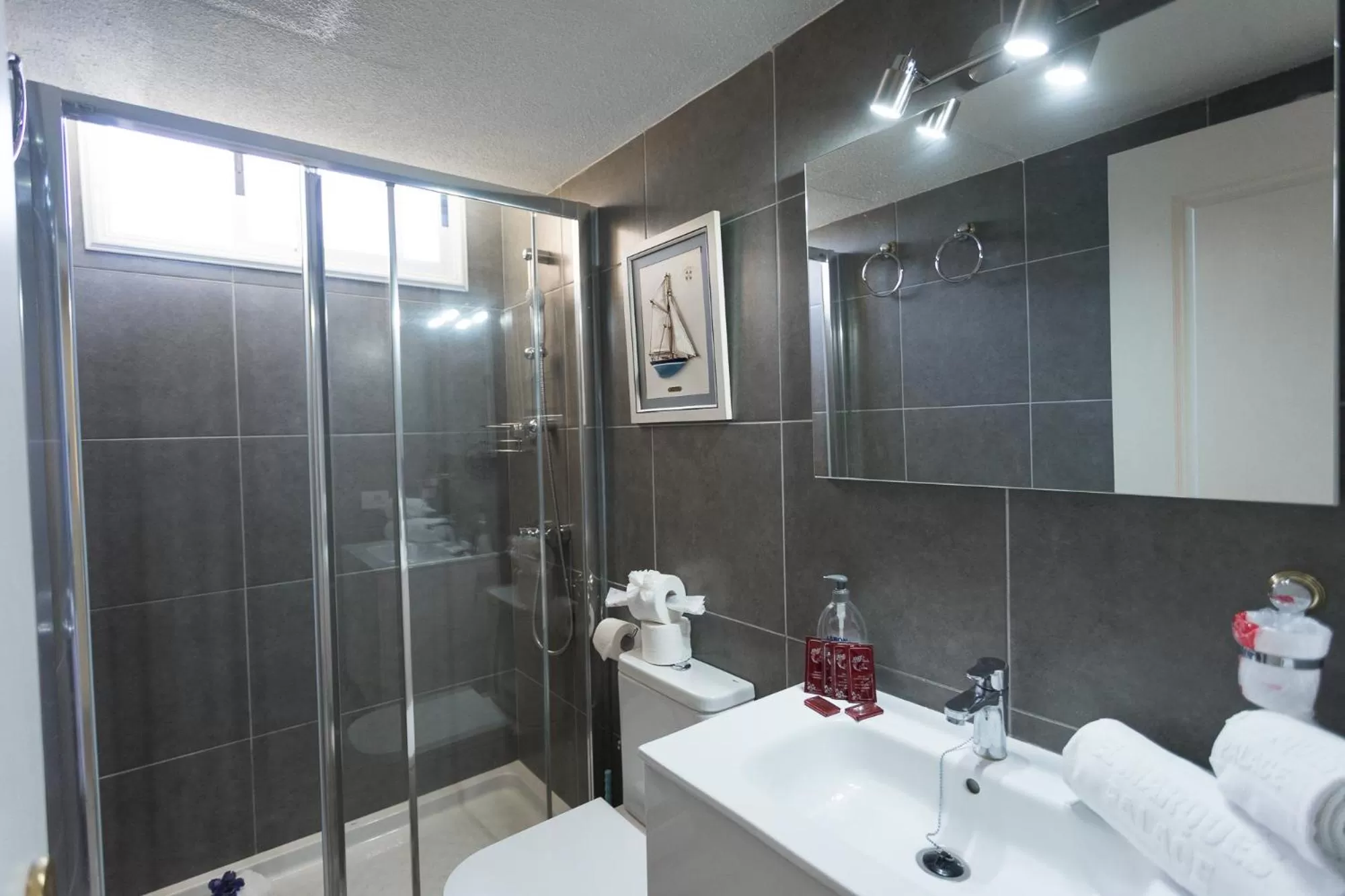 Shower in El Marques Palace by Intercorp Group