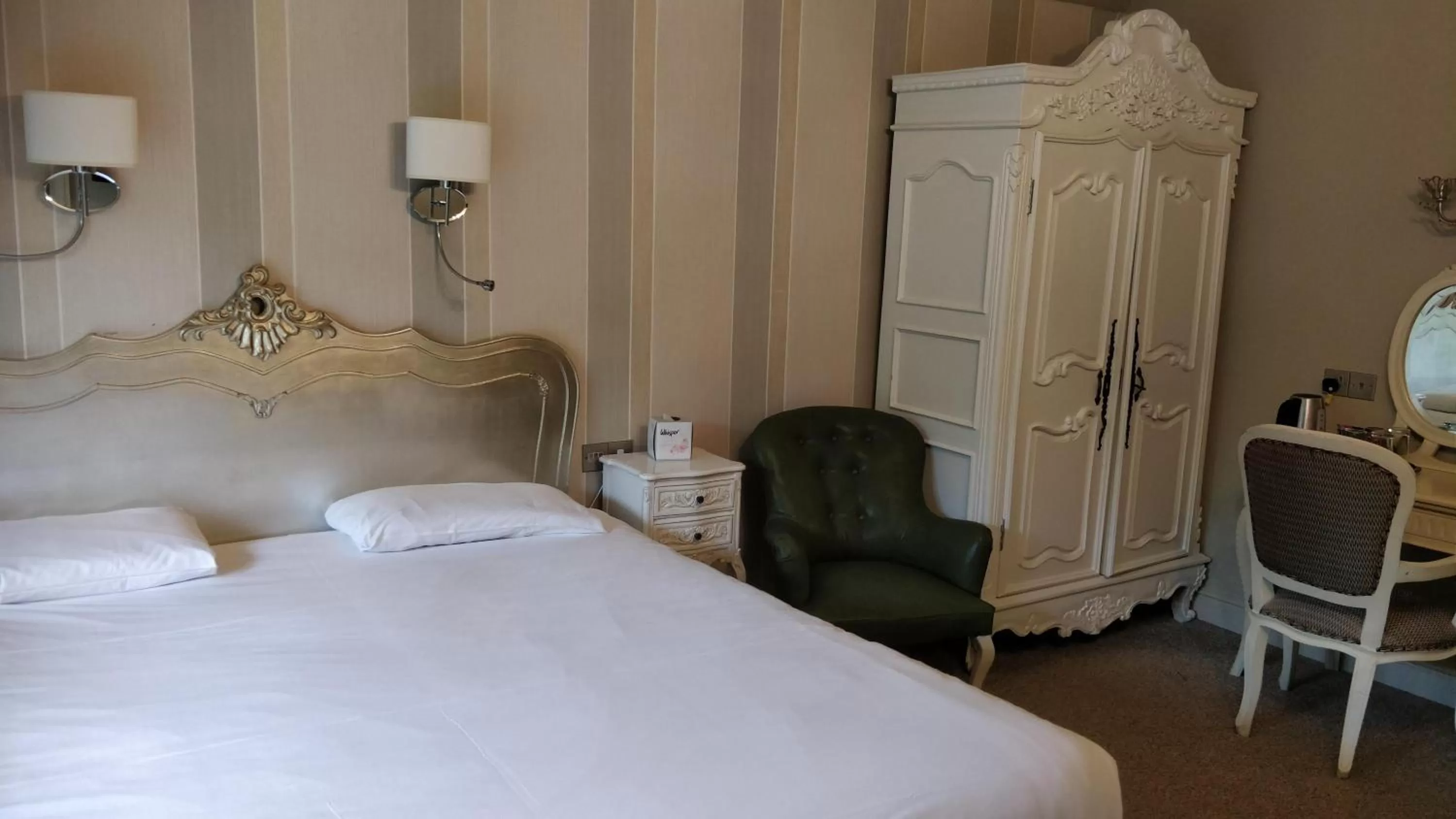 Photo of the whole room, Bed in The Spread Eagle Hotel