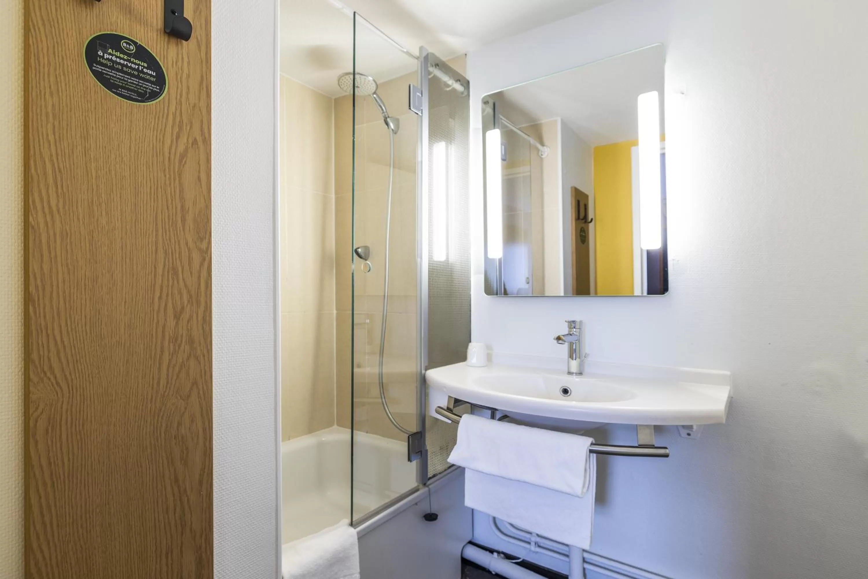 Bathroom in B&B HOTEL Perpignan Sud Porte d'Espagne