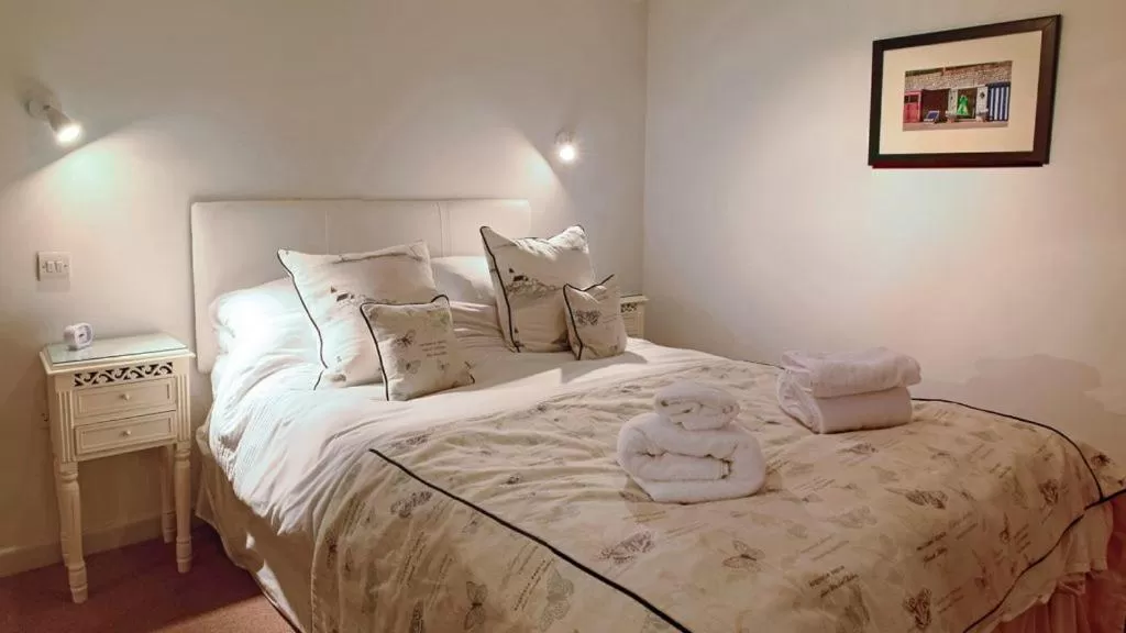Bed in Chesil Beach Lodge Burton Bradstock Dorset DT64RJ