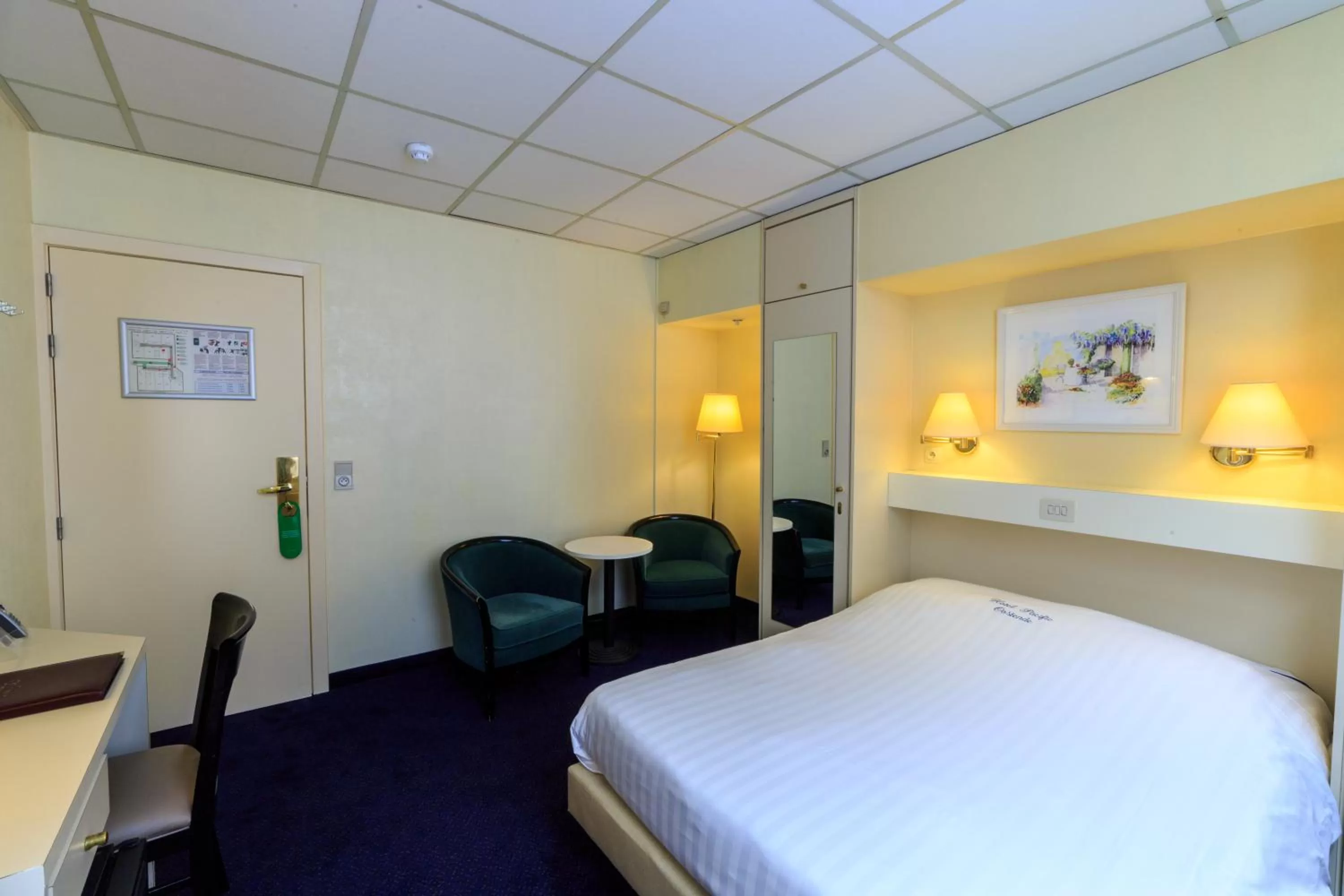 Photo of the whole room, Bed in Hotel Pacific