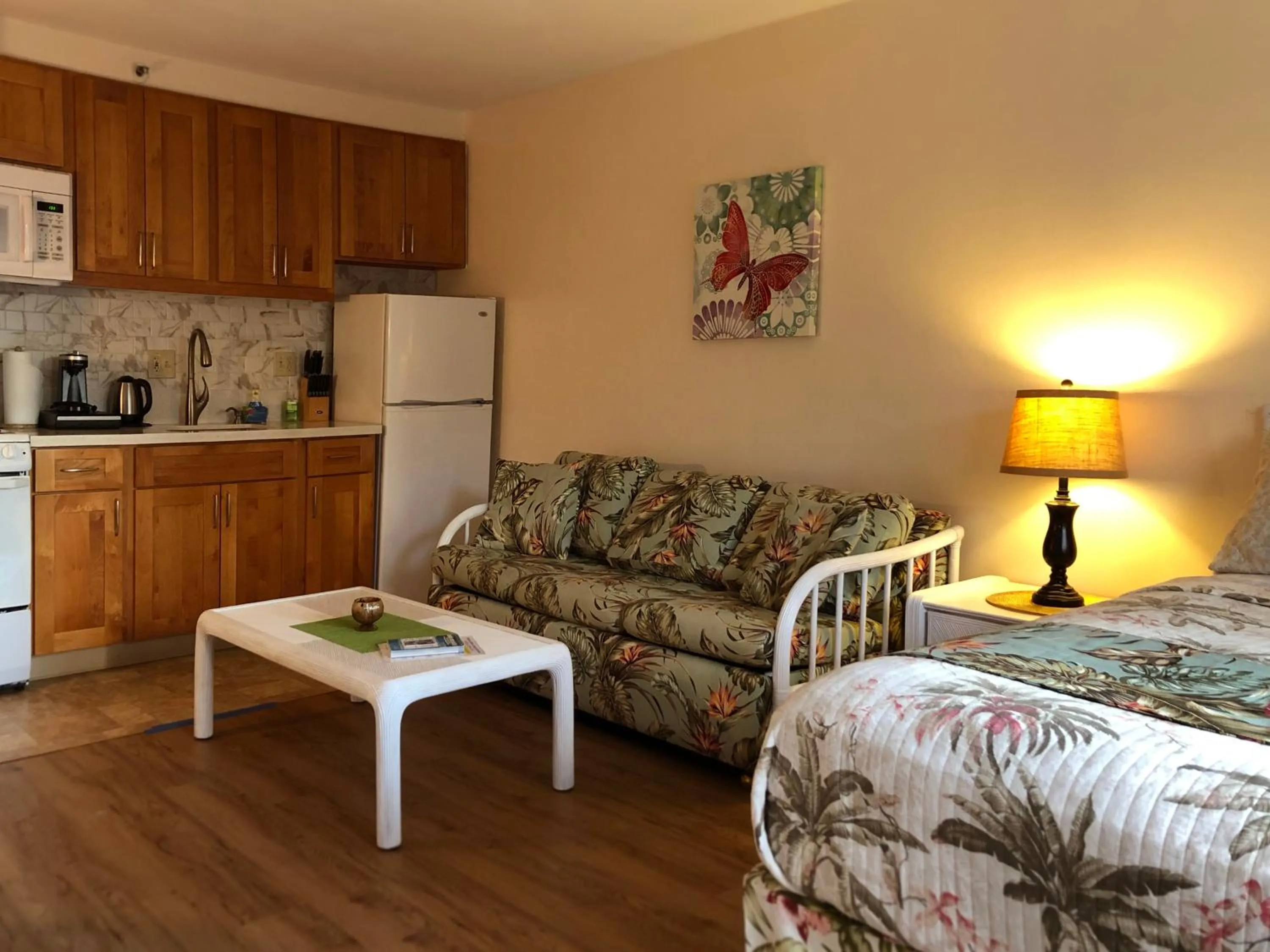 Tropical Studios at Marine Surf Waikiki - FREE PARKING - BEST LOCATION - FULL KITCHEN - SWIMMING POOL