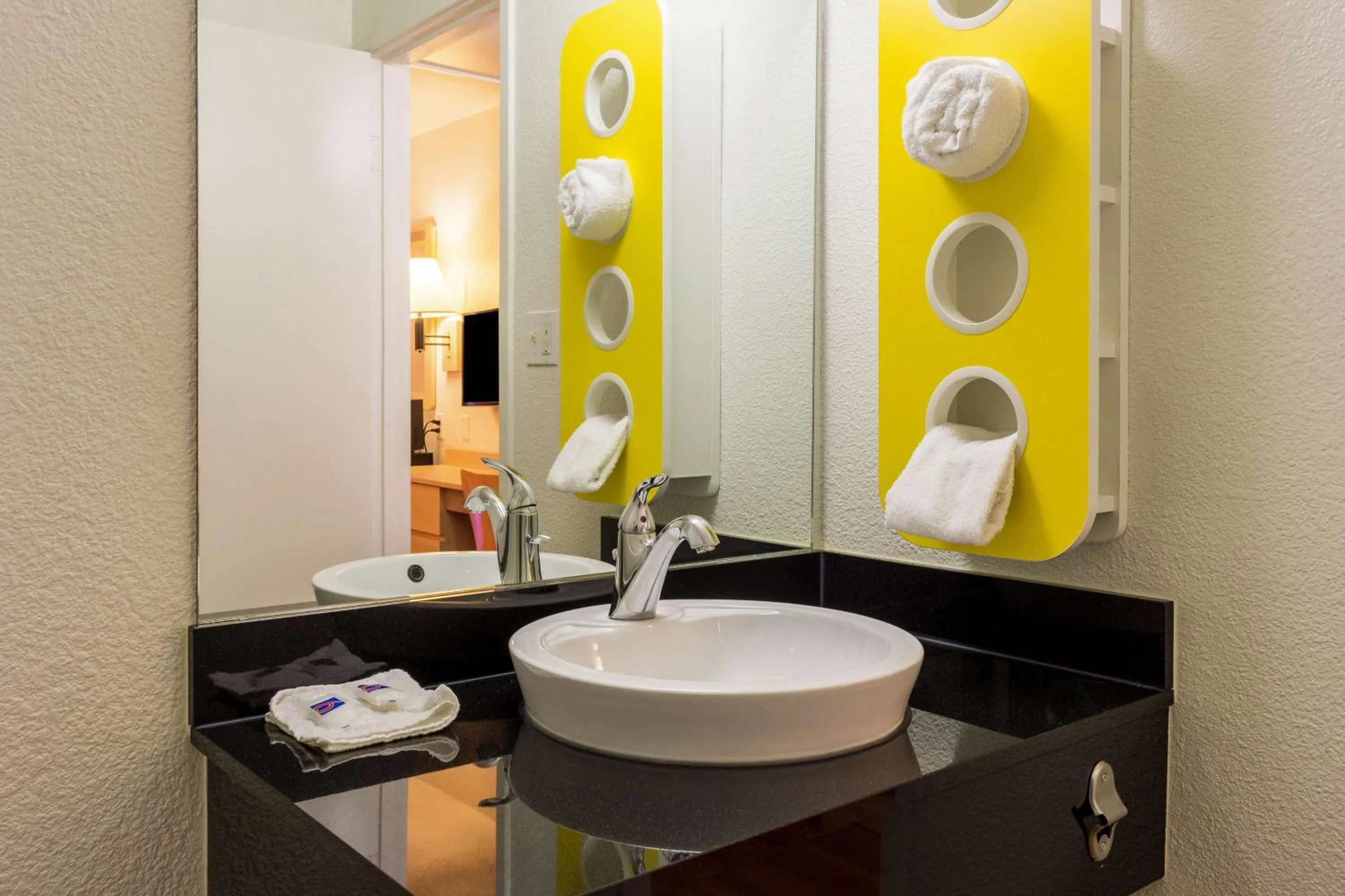 Photo of the whole room in Motel 6-Mojave, CA