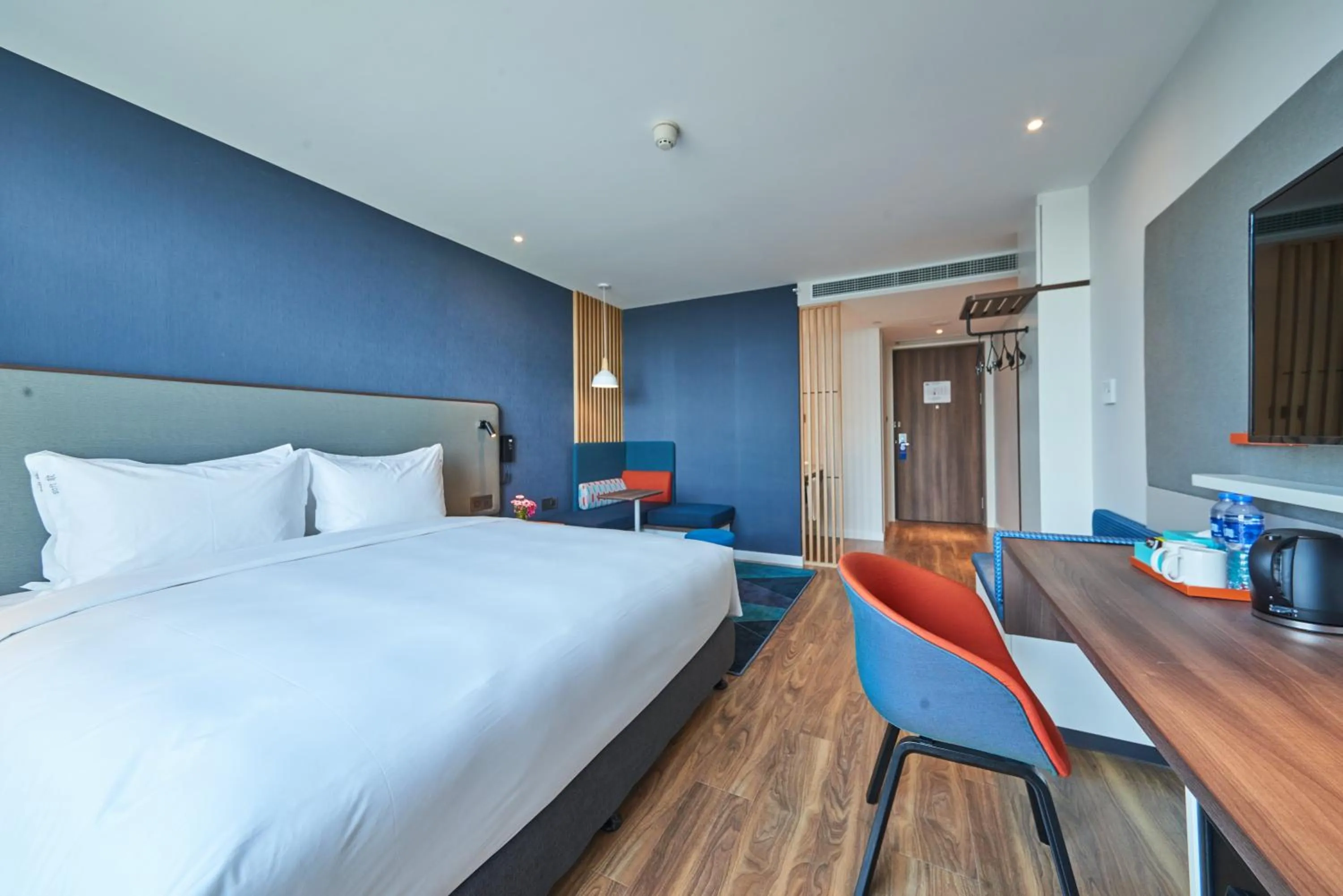 Photo of the whole room, Bed in Holiday Inn Express Hangzhou Jiuzhou by IHG