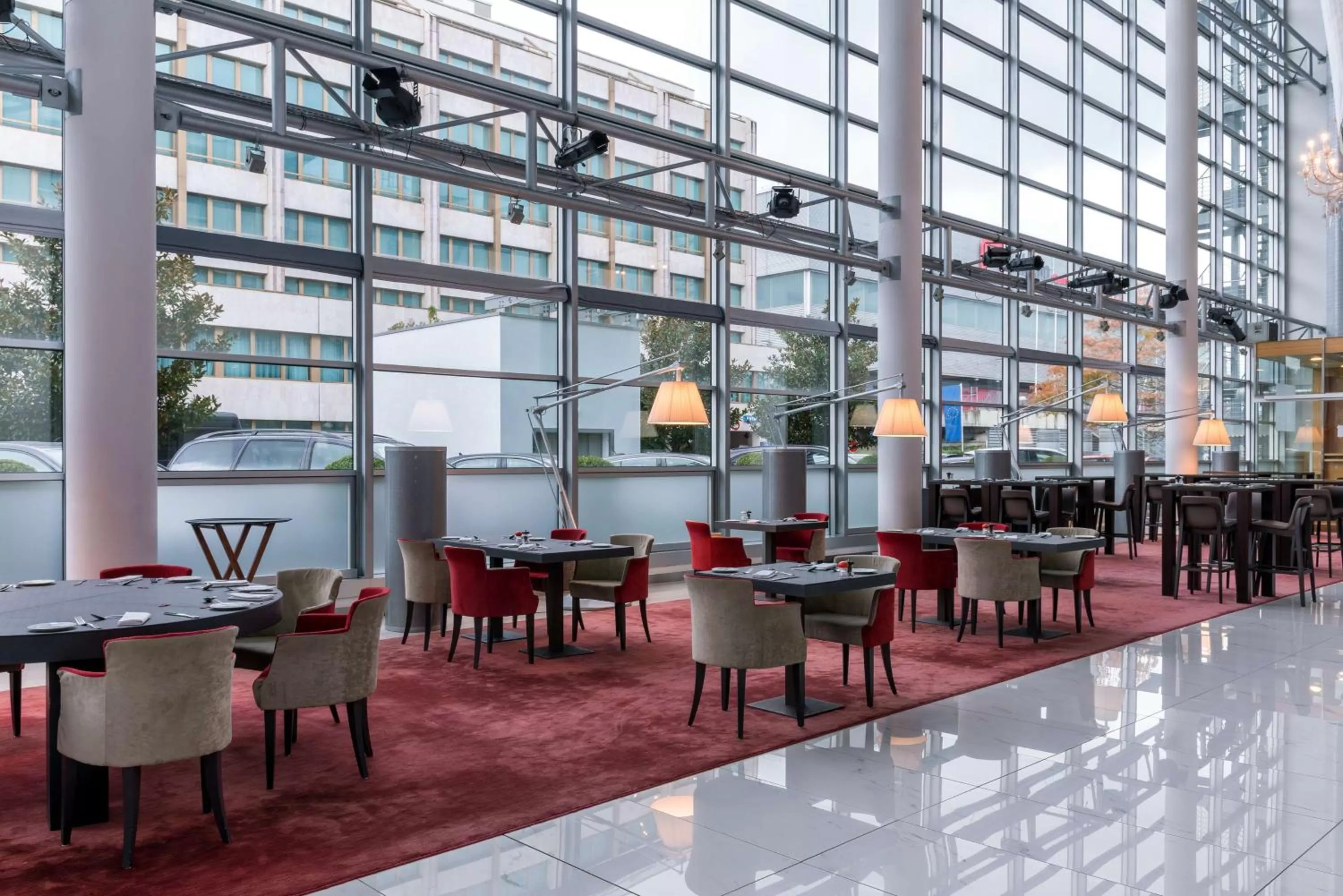 Lounge or bar in Hilton Geneva Hotel and Conference Centre