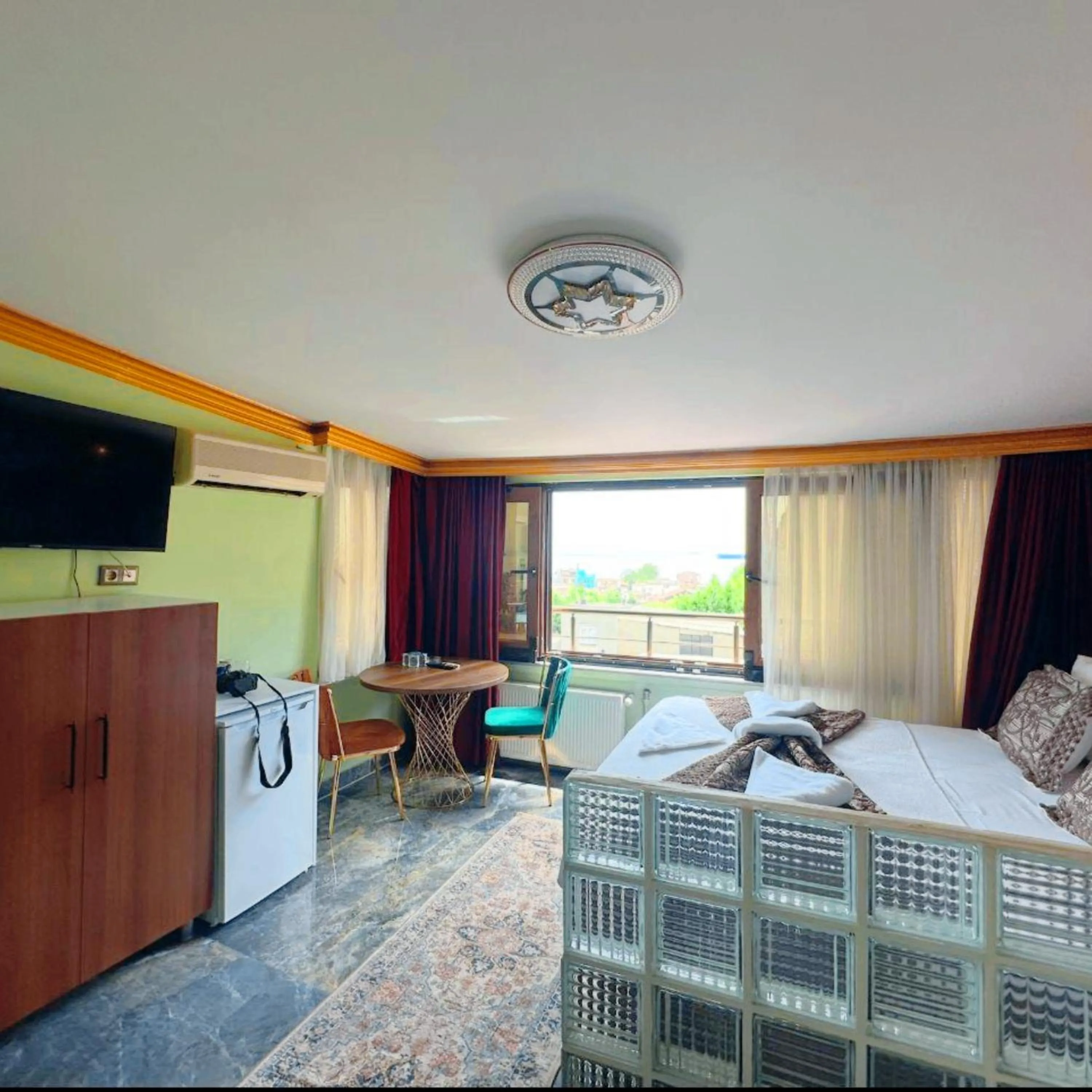 Communal lounge/ TV room in Royal Gur Hotel