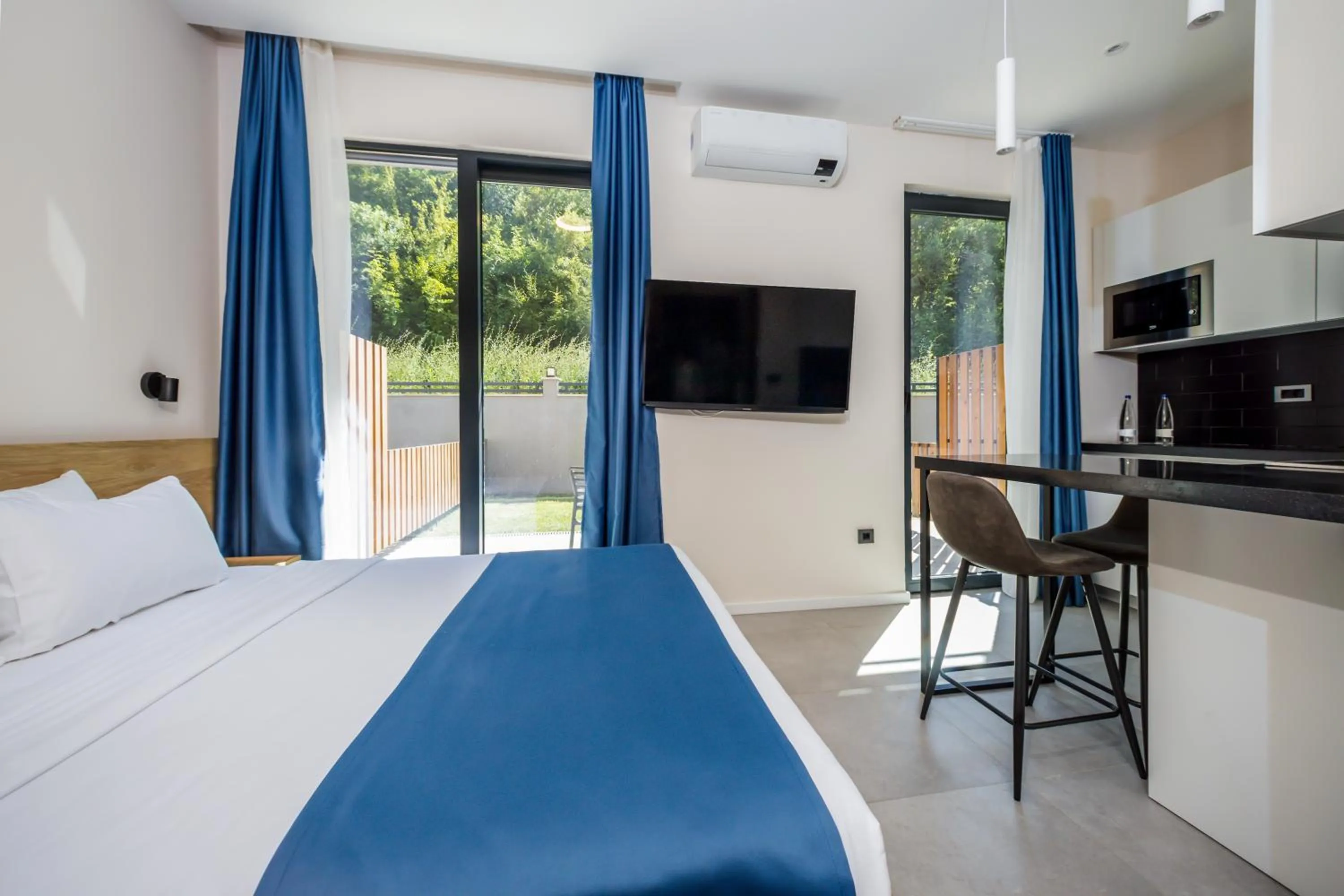 TV and multimedia, Bed in Royal Blue Resort & Residences
